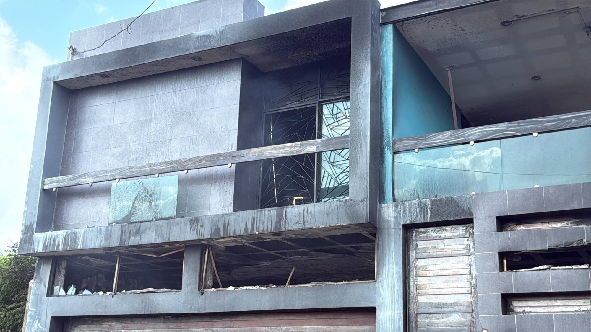 $!Atacan a balazos y queman dos viviendas en Culiacán; una mujer resulta intoxicada