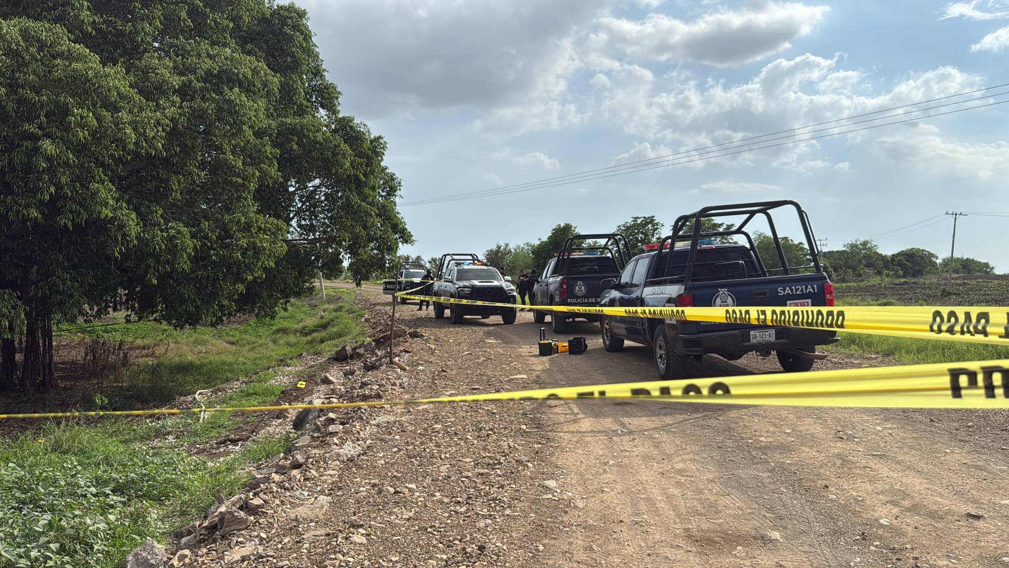 $!Hallan un hombre asesinado a balazos y con mensaje en cartulina al norte de Culiacán