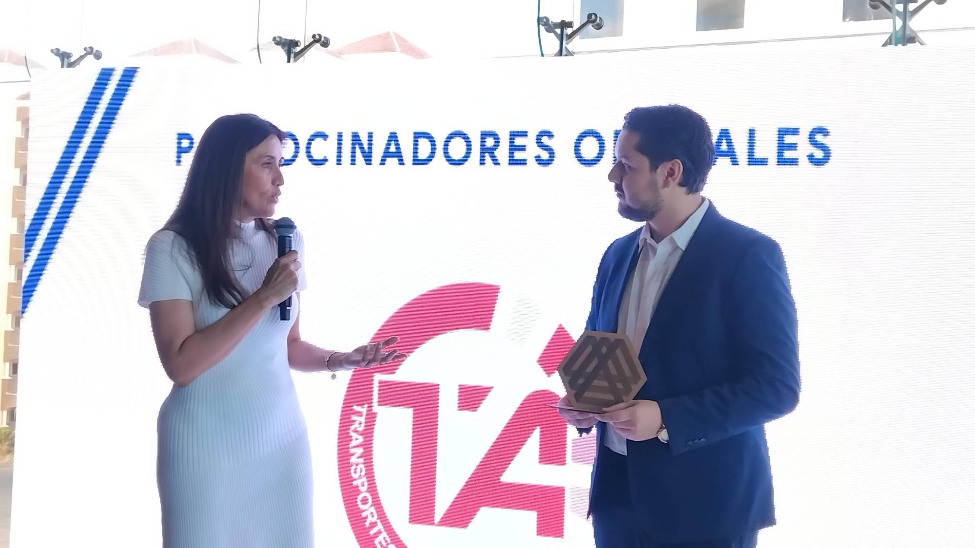 $!Verónica Estrada entrega reconocimiento a Luis Mario Corrales.