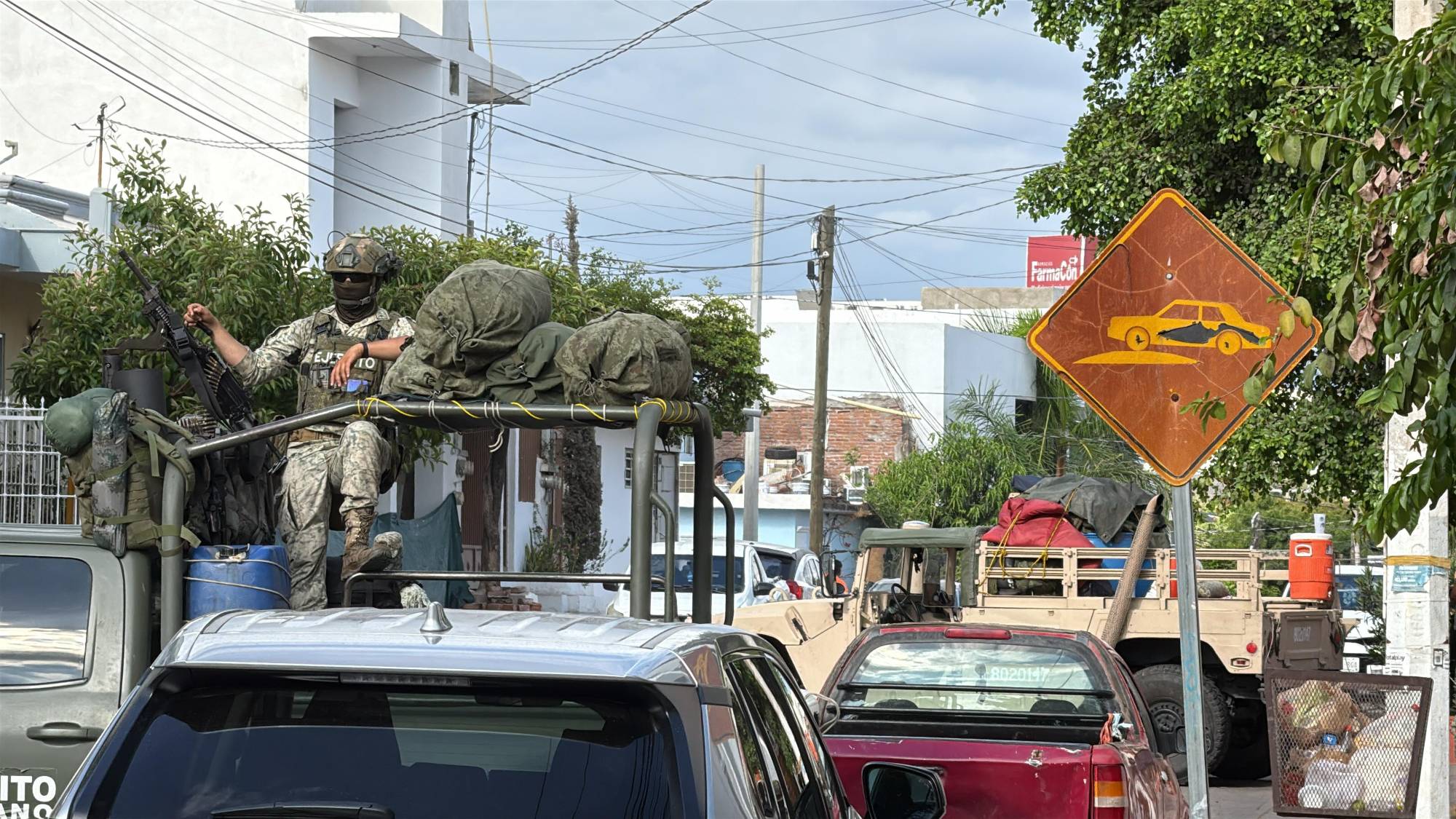 $!Aseguran domicilio en la Obrero Campesino en medio de operativo militar en Culiacán