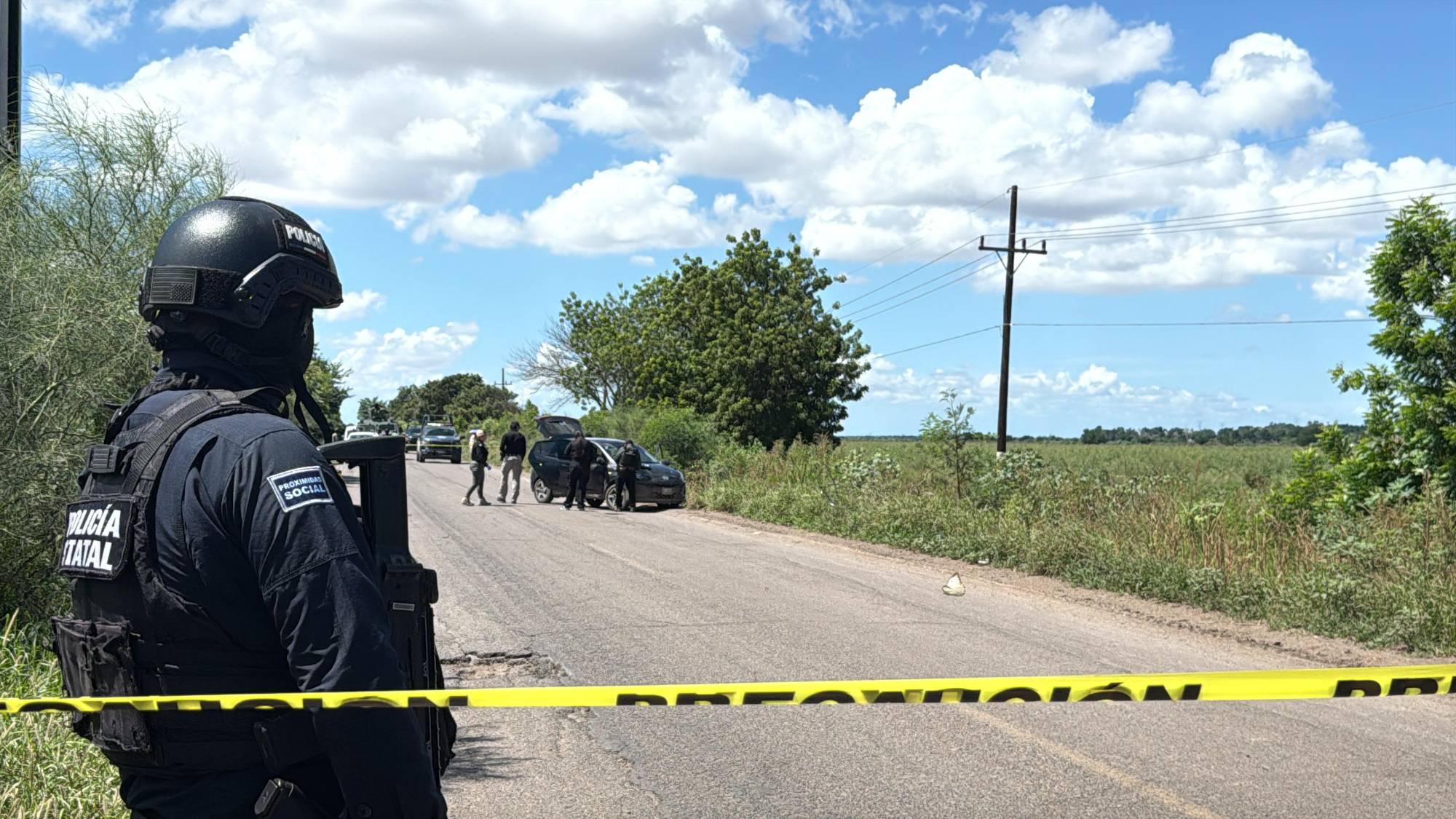 $!Hallan dos brazos esposados en un auto abandonado en Villa Juárez, Navolato