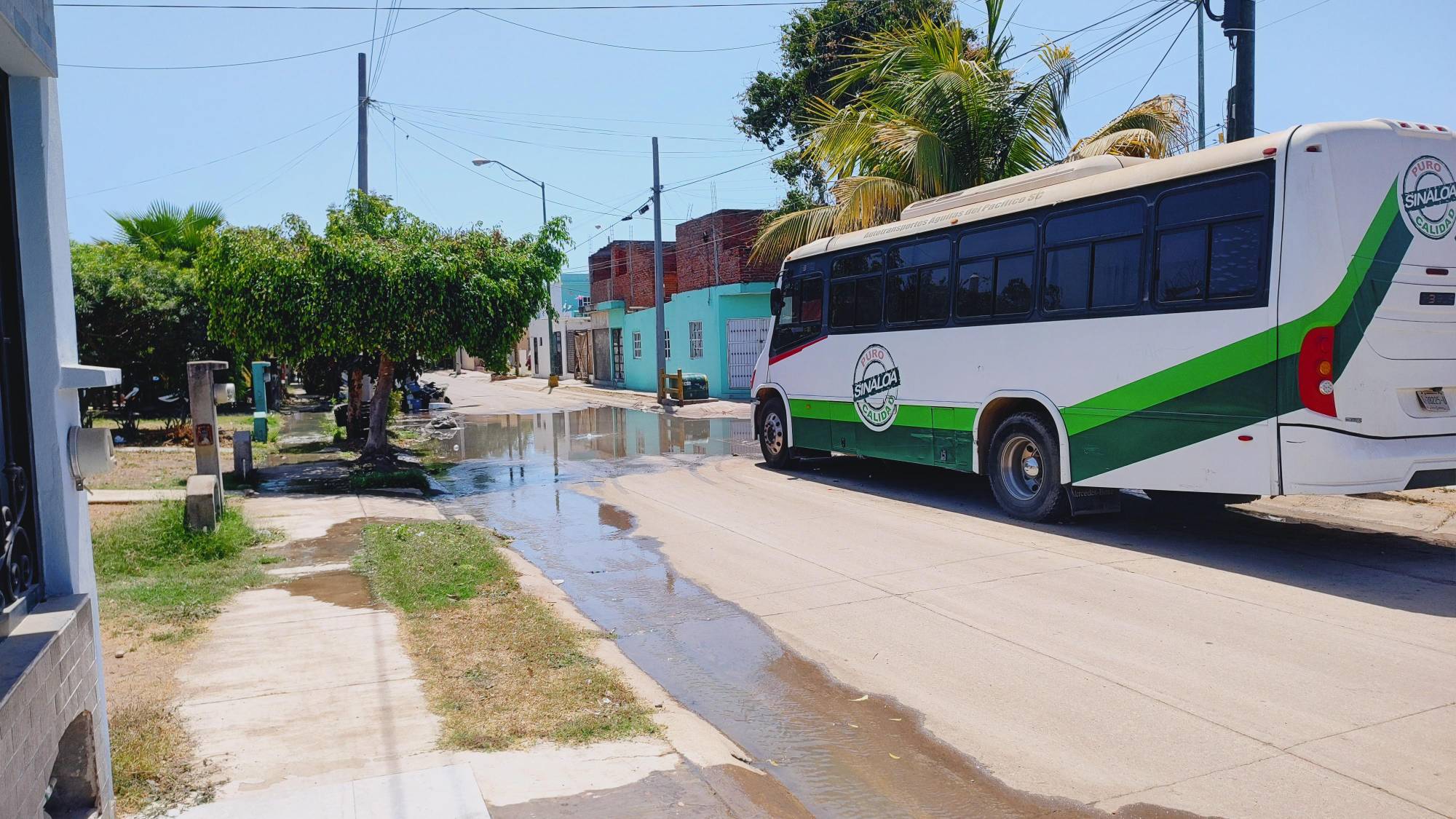 $!Se inundan de aguas negras en calles de Santa Teresa, otra vez, en Mazatlán