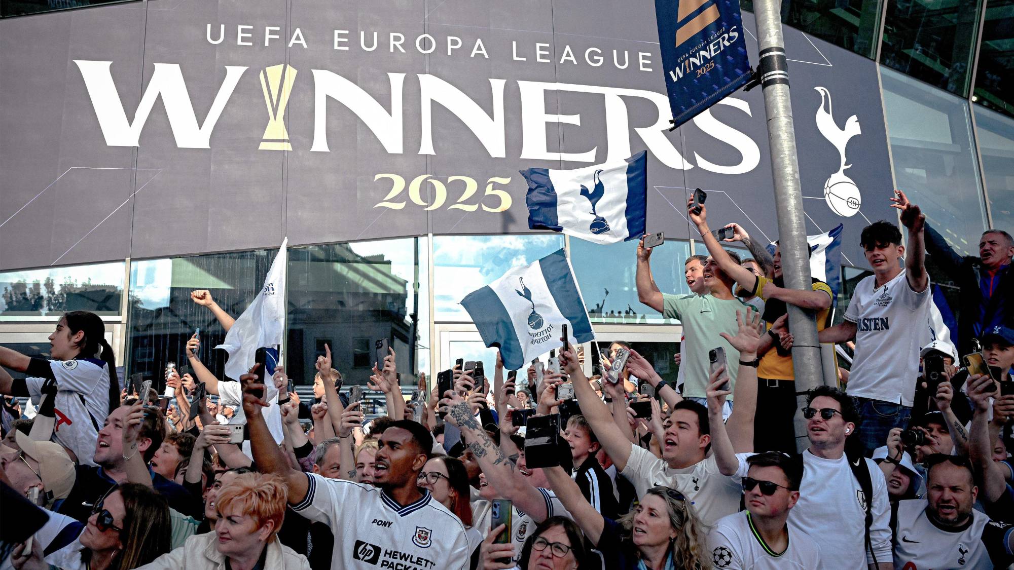 $!Tottenham celebra su título de la Liga Europa en las calles de Londres
