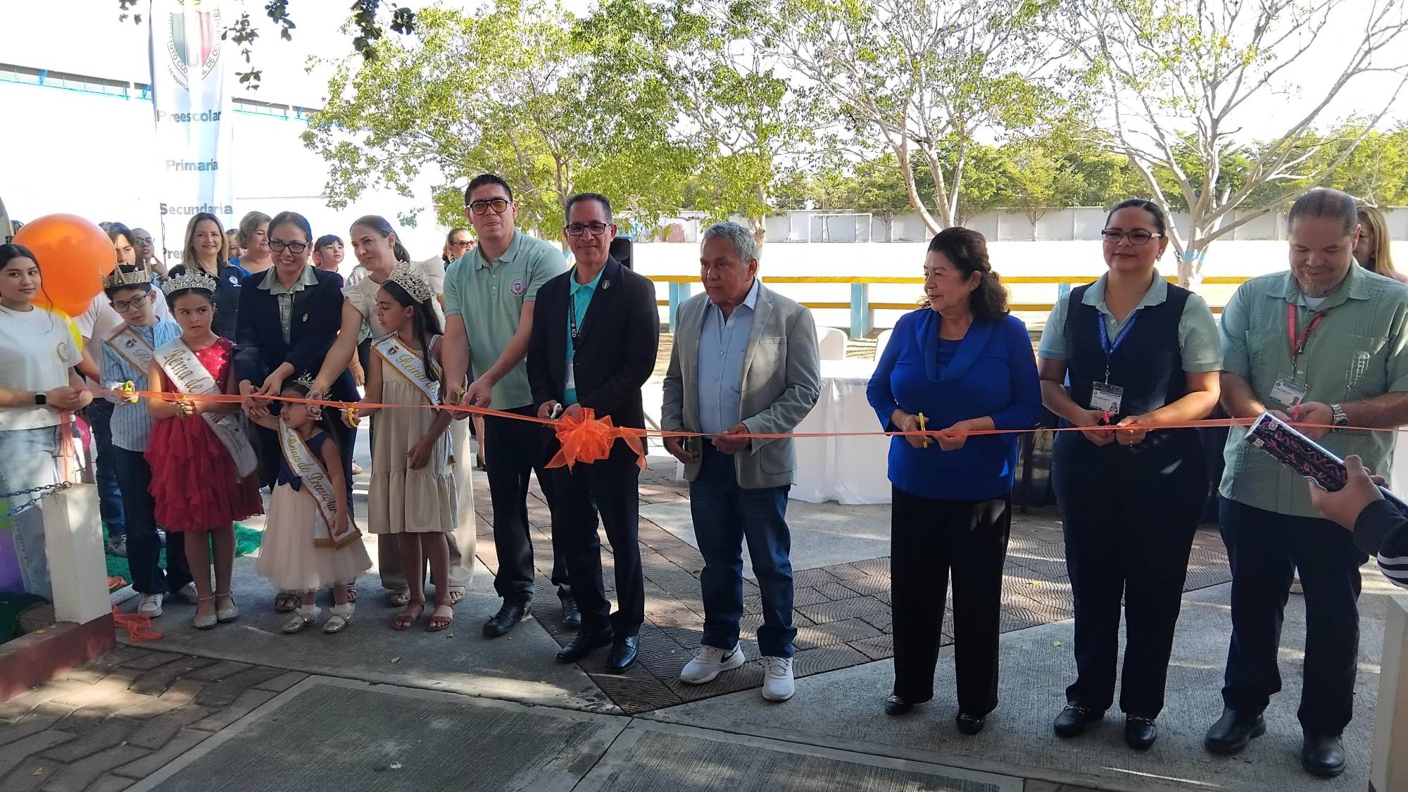 $!Autoridades y estudiantes realizan el corte de listón para inaugurar la edición 14 de la Expo Feria de las Ciencias del ICO.