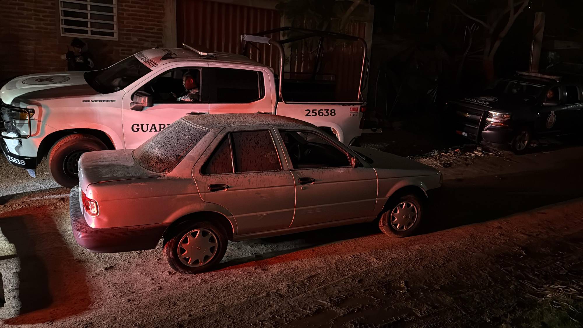 $!Aseguran dos vehículos robados tras cateo en la colonia San Benito, en Culiacán