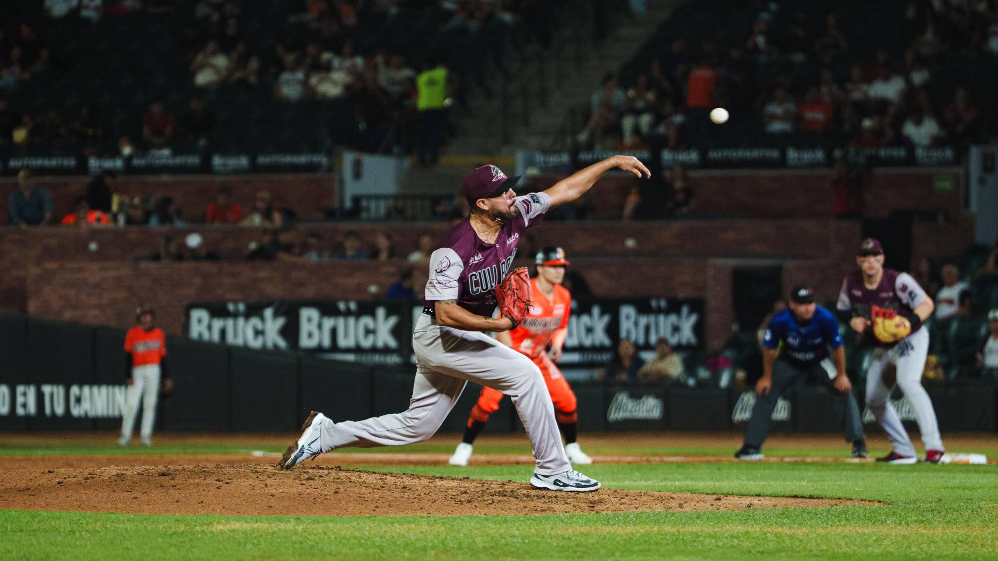 $!¡Tomateros se llevan el duelo de alto voltaje en Hermosillo!