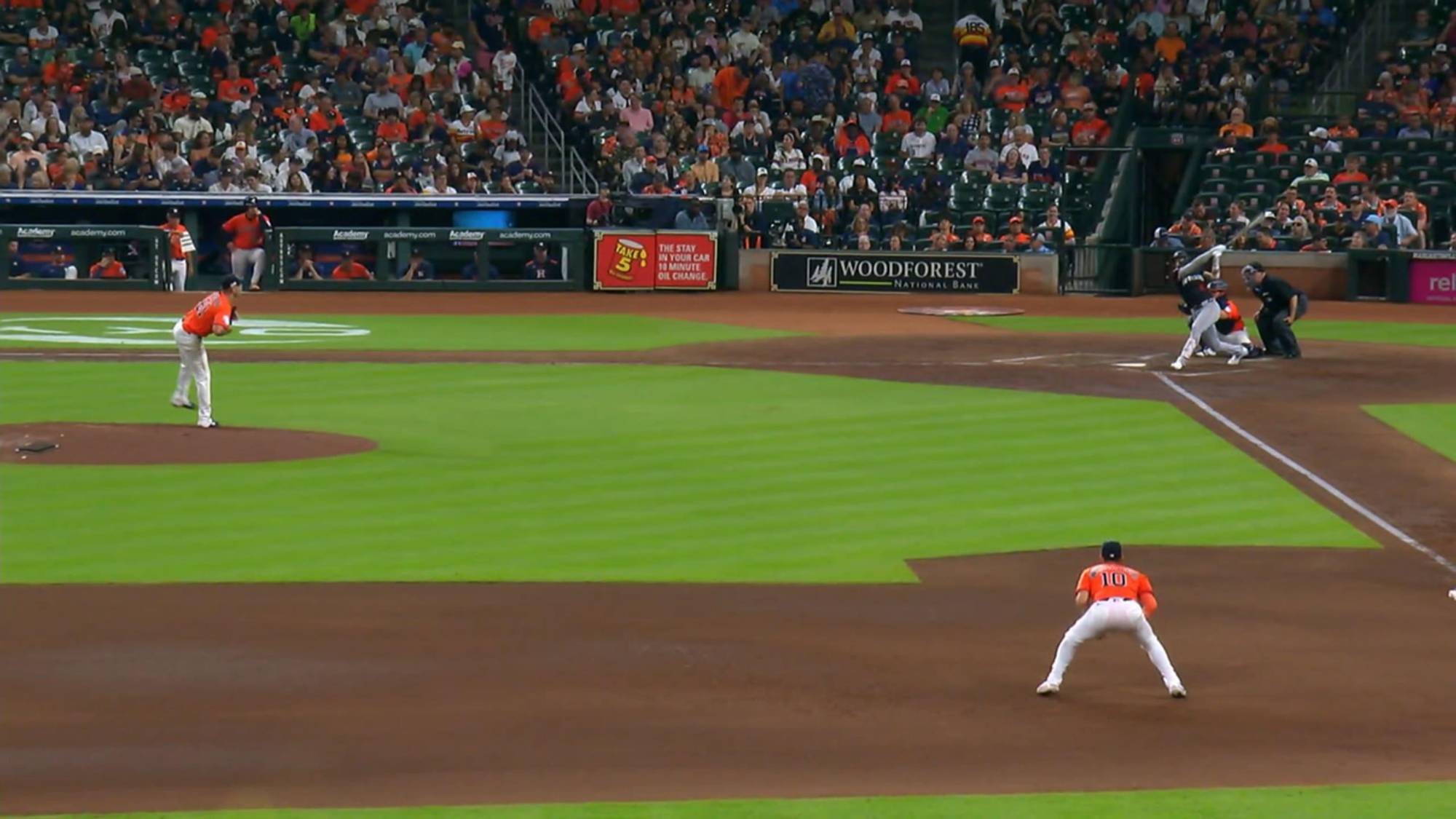 $!Lewis a la lista de lesionados de Minnesota por tirón en una corva