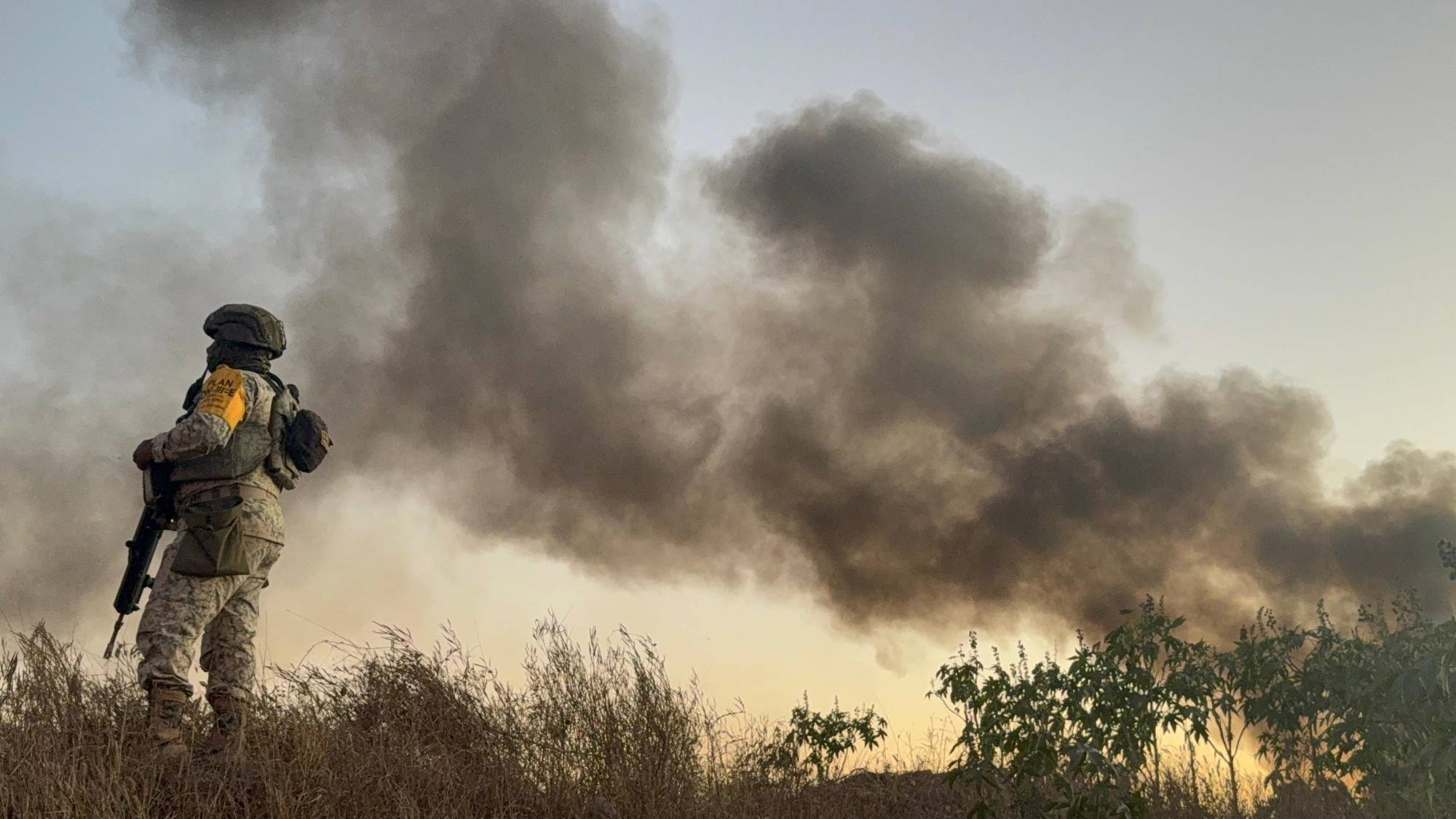 $!Incendio de un tractocamión y de basura en un relleno sanitario provoca grandes columnas de humo al sur de Culiacán