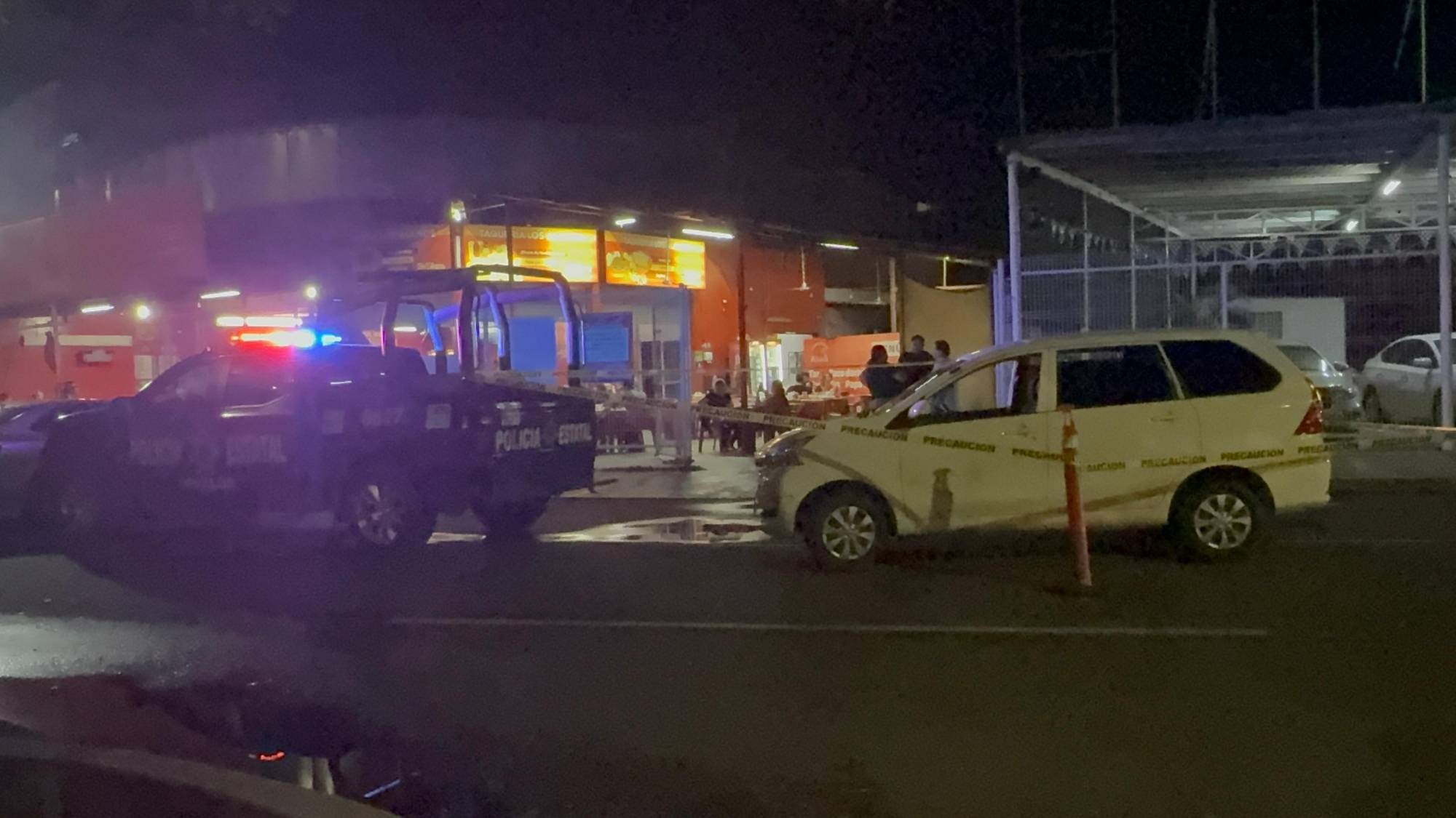 $!Privan de la libertad a un hombre frente a una taquería en la colonia Las Quintas, en Culiacán