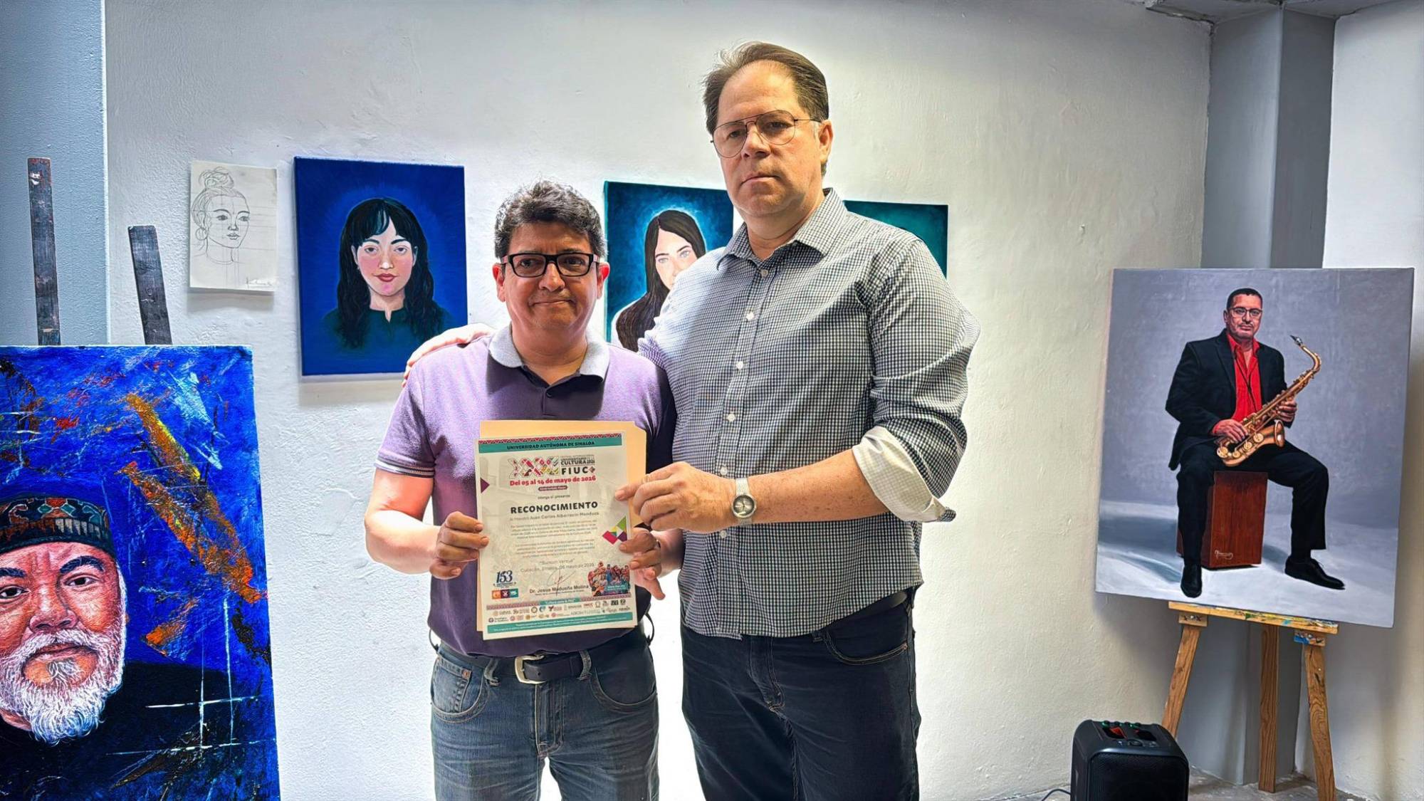 $!Los participantes del taller reciben su reconocimiento.