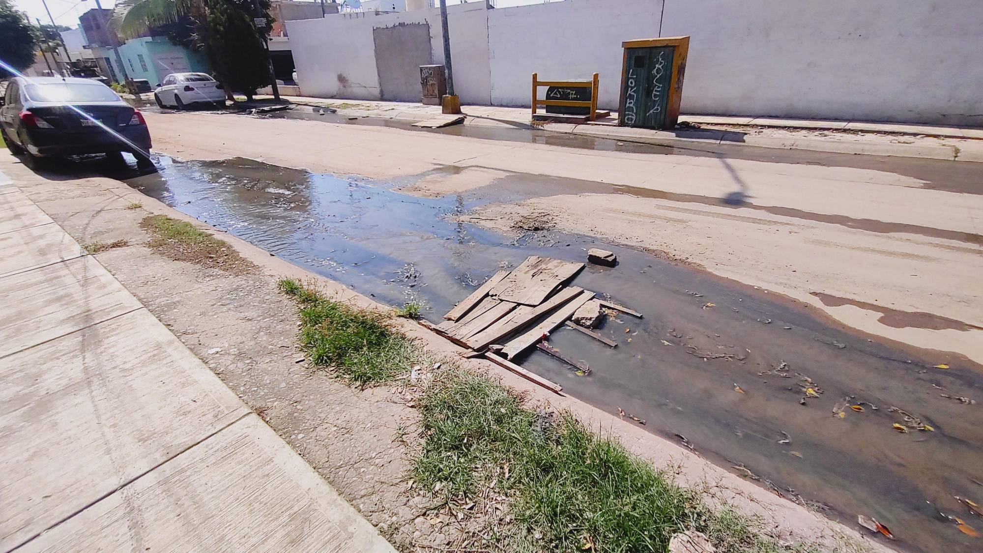 $!Tienen vecinos de Santa Teresa semanas con alcantarillas rebosadas de aguas negras, en Mazatlán