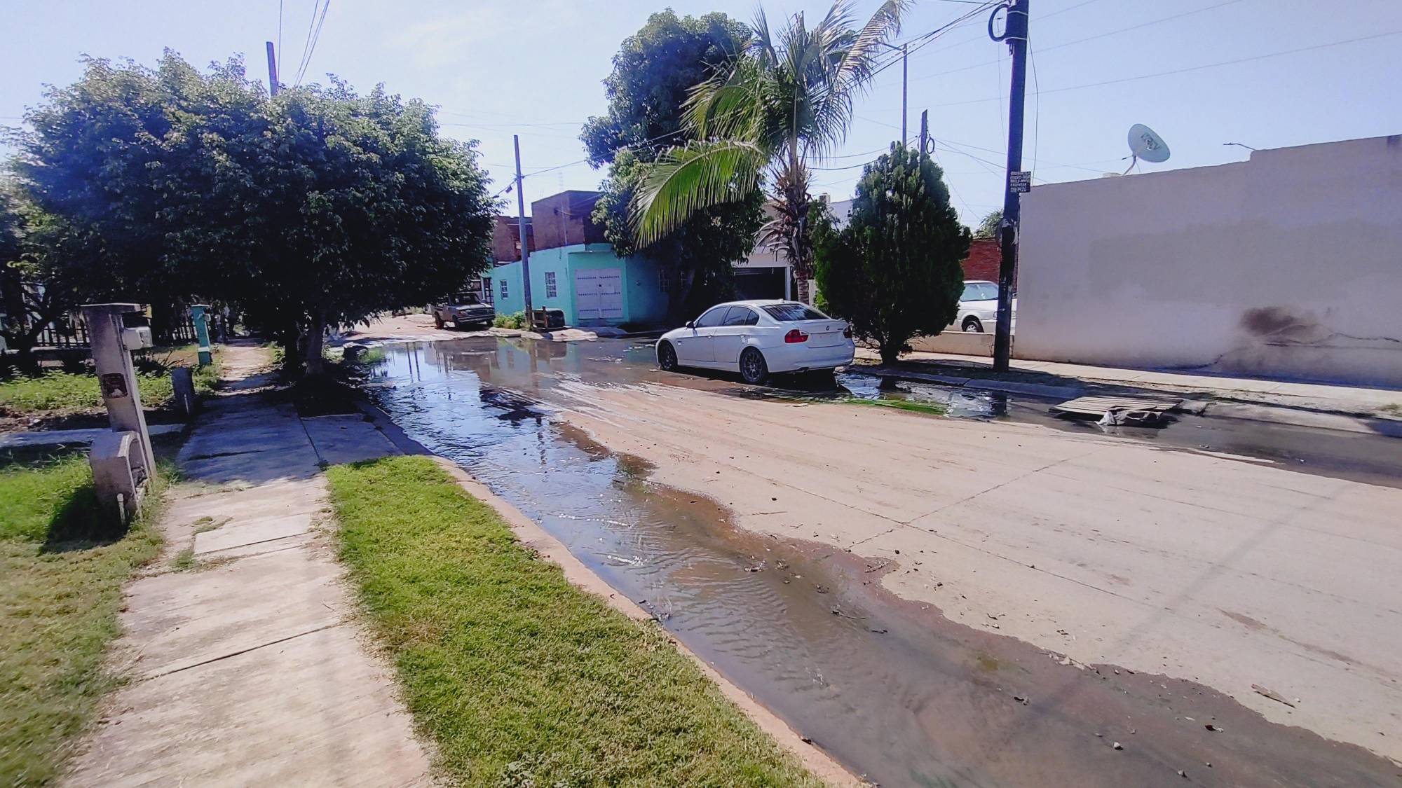 $!Tienen vecinos de Santa Teresa semanas con alcantarillas rebosadas de aguas negras, en Mazatlán