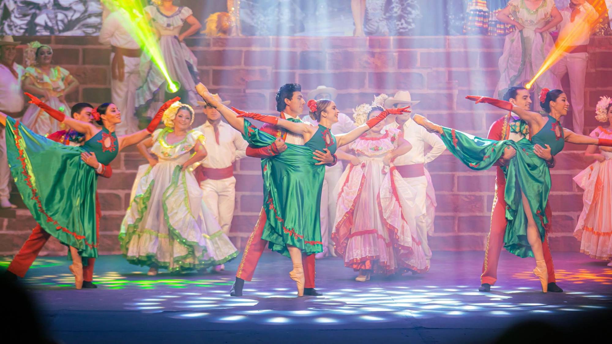 $!El Ballet de Mazatlán acompañó la gala con elegantes coreografías que aportaron movimiento, expresión artística y belleza escénica a la presentación de los candidatos del Carnaval 2027.