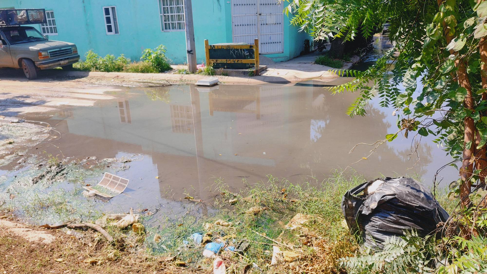 $!Tienen vecinos de Santa Teresa semanas con alcantarillas rebosadas de aguas negras, en Mazatlán