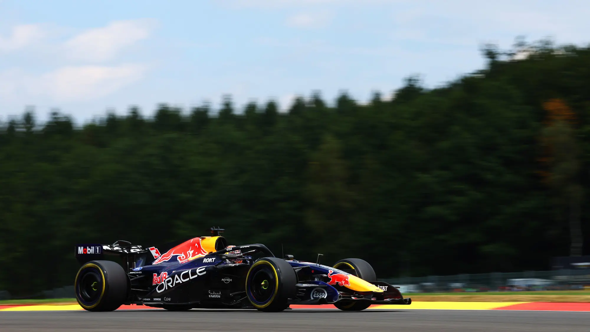 $!Verstappen y Antonelli dominan las prácticas libres del GP de Bélgica; Checo sigue rezagado