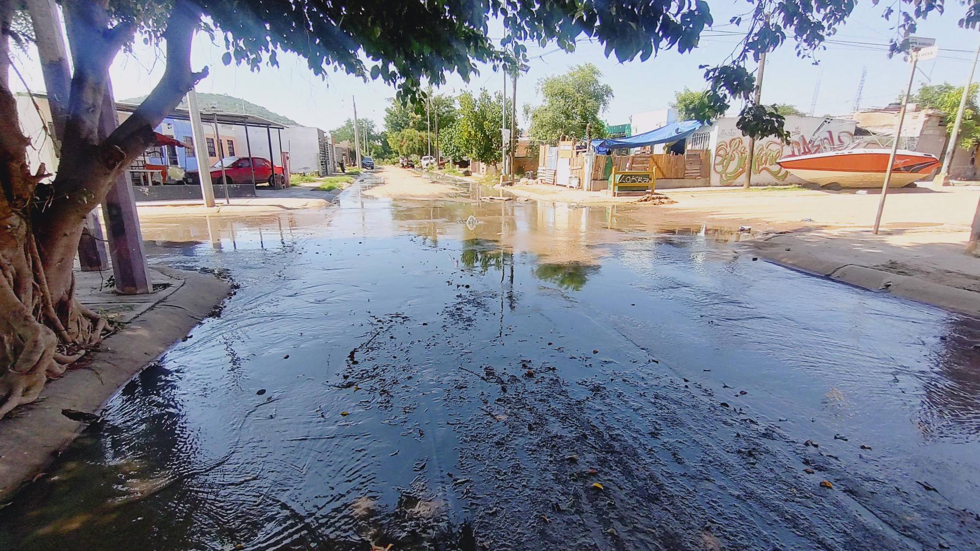 $!Tienen vecinos de Santa Teresa semanas con alcantarillas rebosadas de aguas negras, en Mazatlán