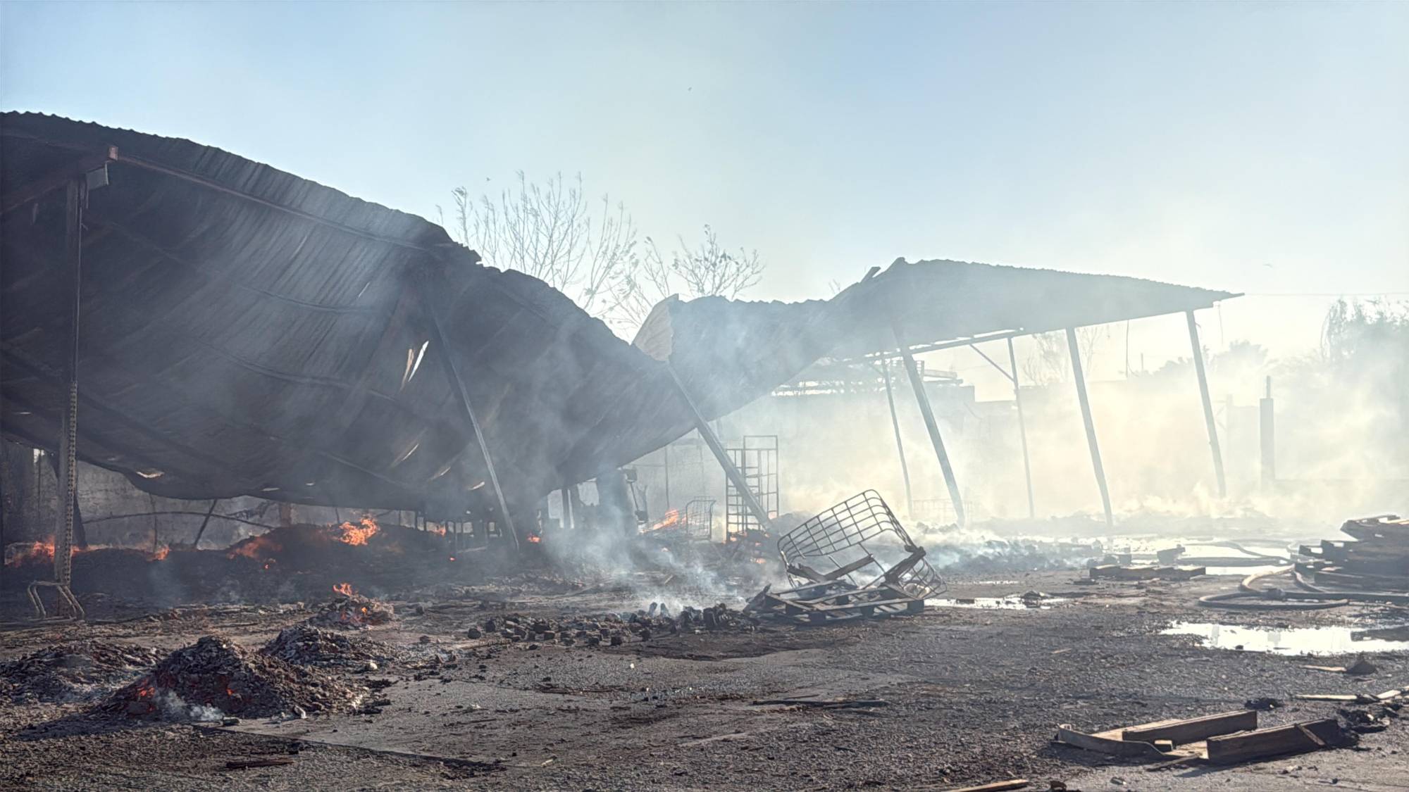 $!Incendio consume almacén de tarimas en el campo El 10, al sur de Culiacán
