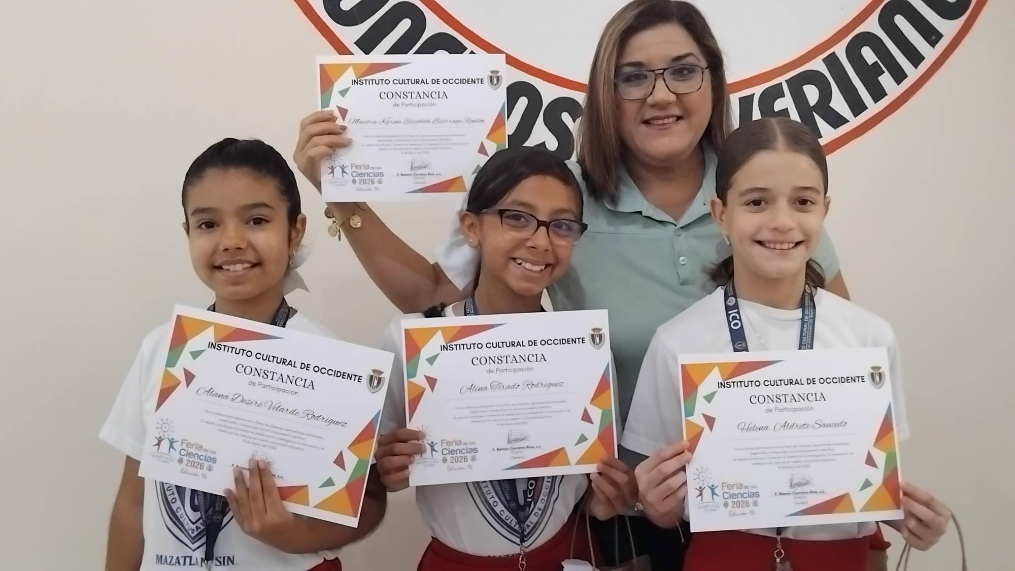 $!La maestra Karina Lizárraga entre sus alumnos, Alana Desiré Velarde, Alina Tirado y Helena Aldrete.