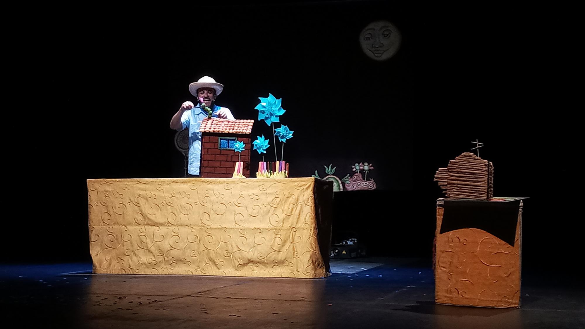 $!Aborda el monólogo ‘La verdadera historia de los tres cochinitos’, el fenómeno de la migración