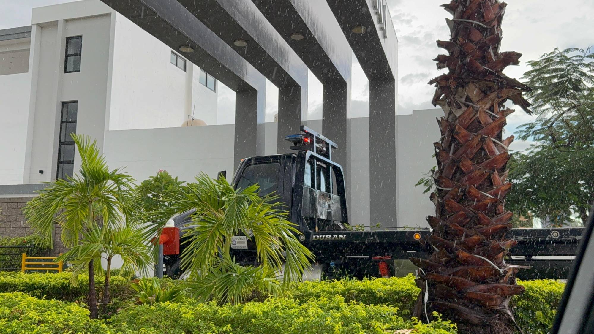 $!Reportan detención de un civil y vehículos asegurados en el fraccionamiento Altana, en Culiacán