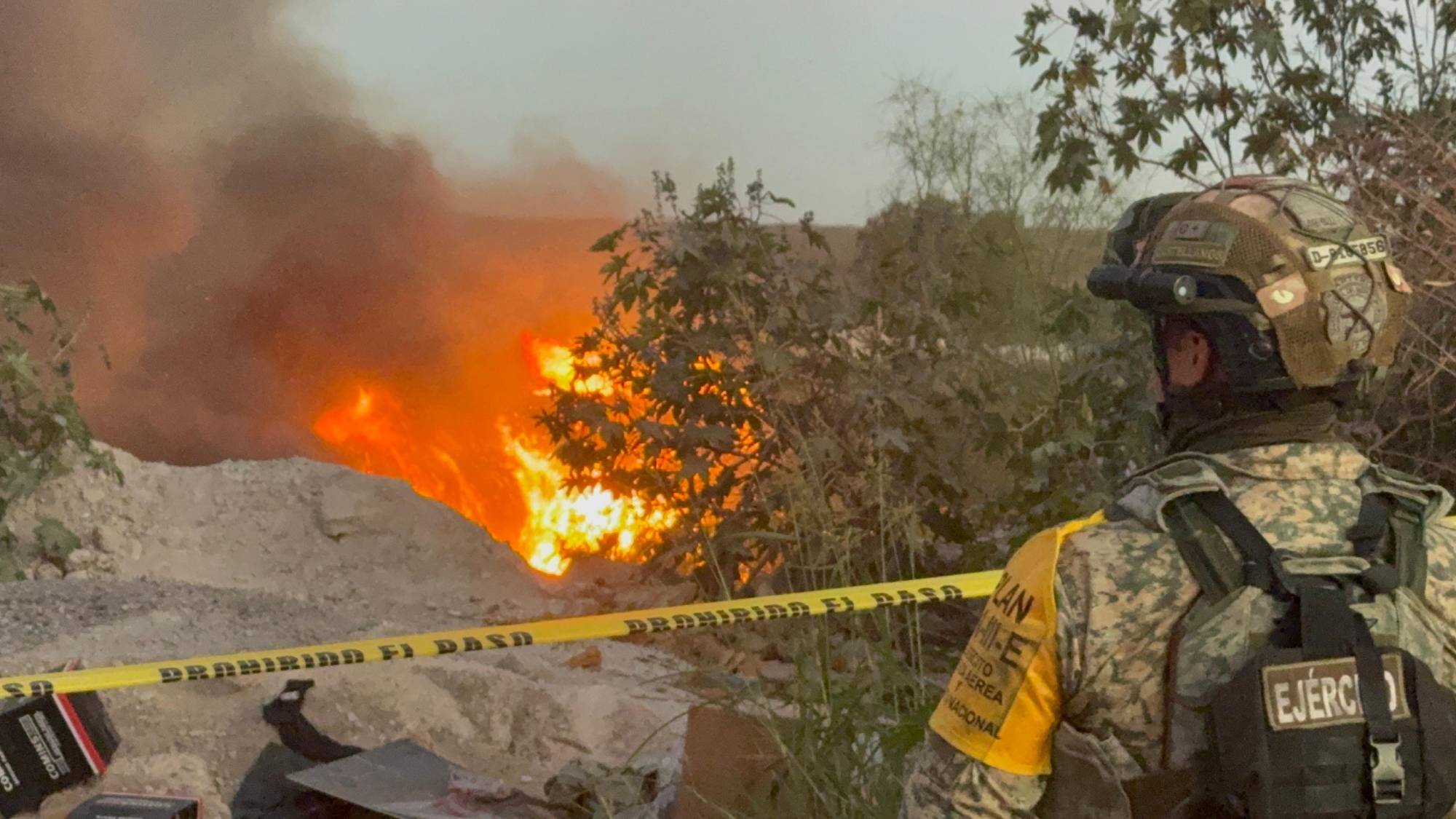 $!Incendio de un tractocamión y de basura en un relleno sanitario provoca grandes columnas de humo al sur de Culiacán