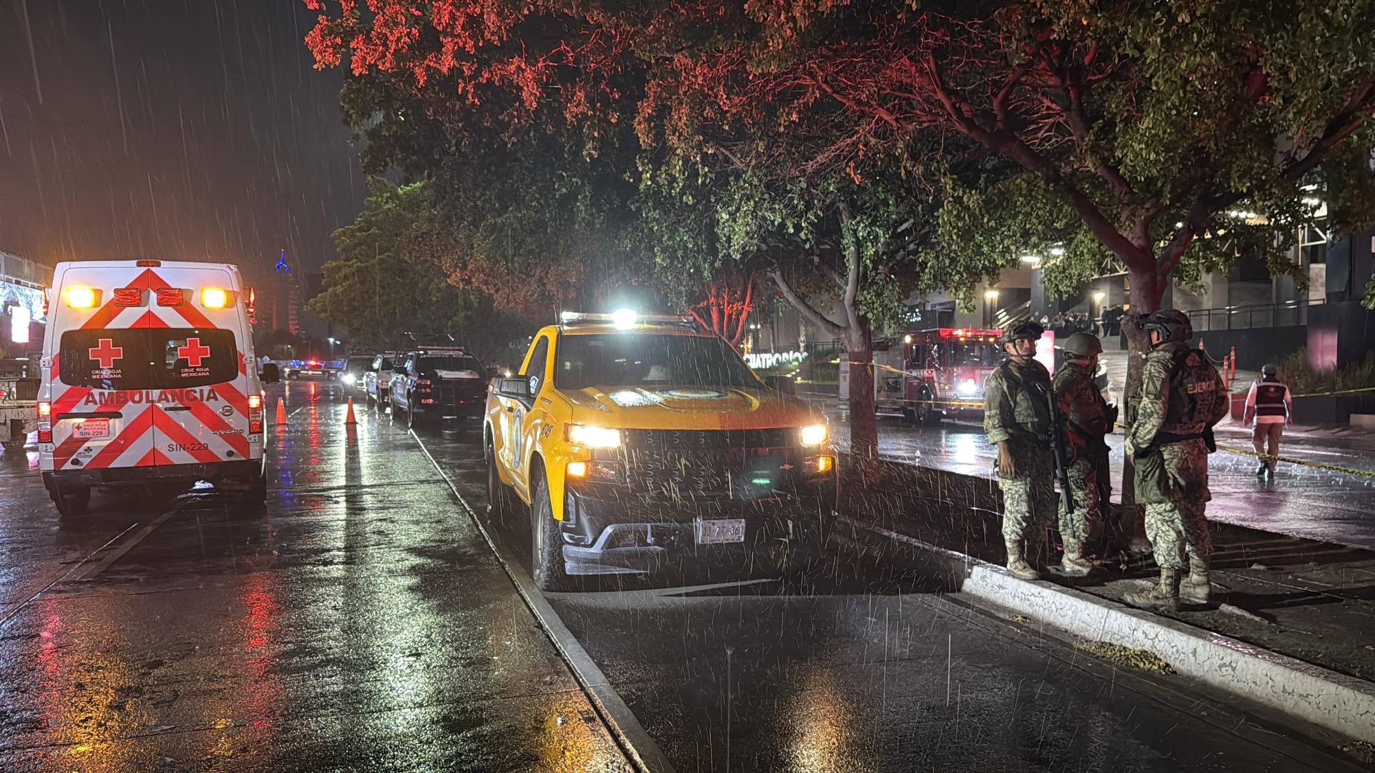 $!Evacuan plaza comercial en el sector Tres Ríos de Culiacán por fuga de gas tóxico