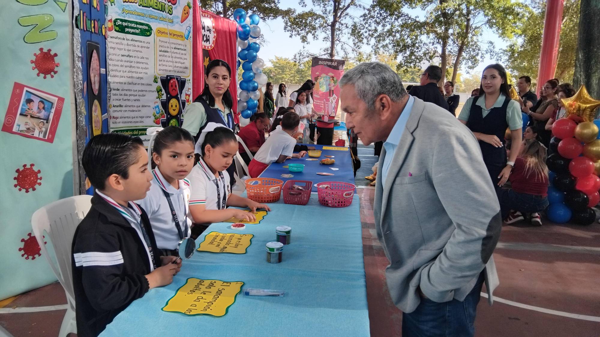 $!Arturo Cundapí escucha atento el proyecto sobre la prevención del sarampión de Carlos Edel Moreno, Paulina Flores y Perla Quiroz.