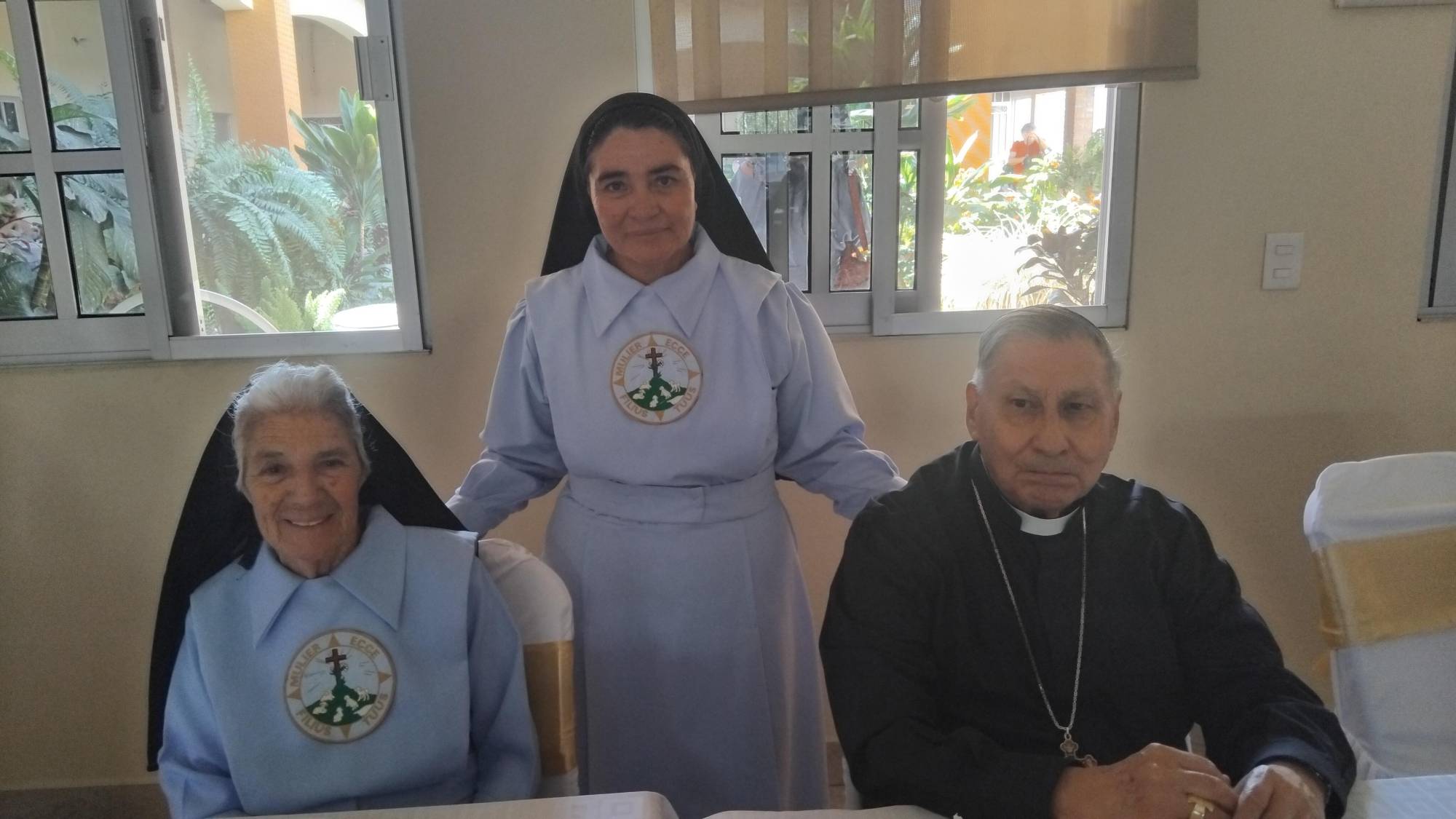 $!Las Hermanas María Dolores Luna y Velia Morales junto a el Obispo Mario Espinosa Contreras.