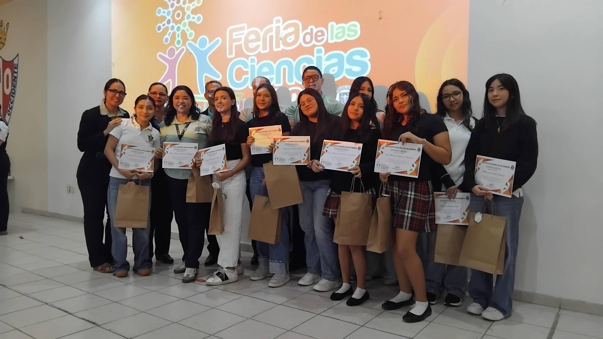 $!Alumnas reciben reconocimientos por su destacada participación en la Expo Feria de las Ciencias del ICO.