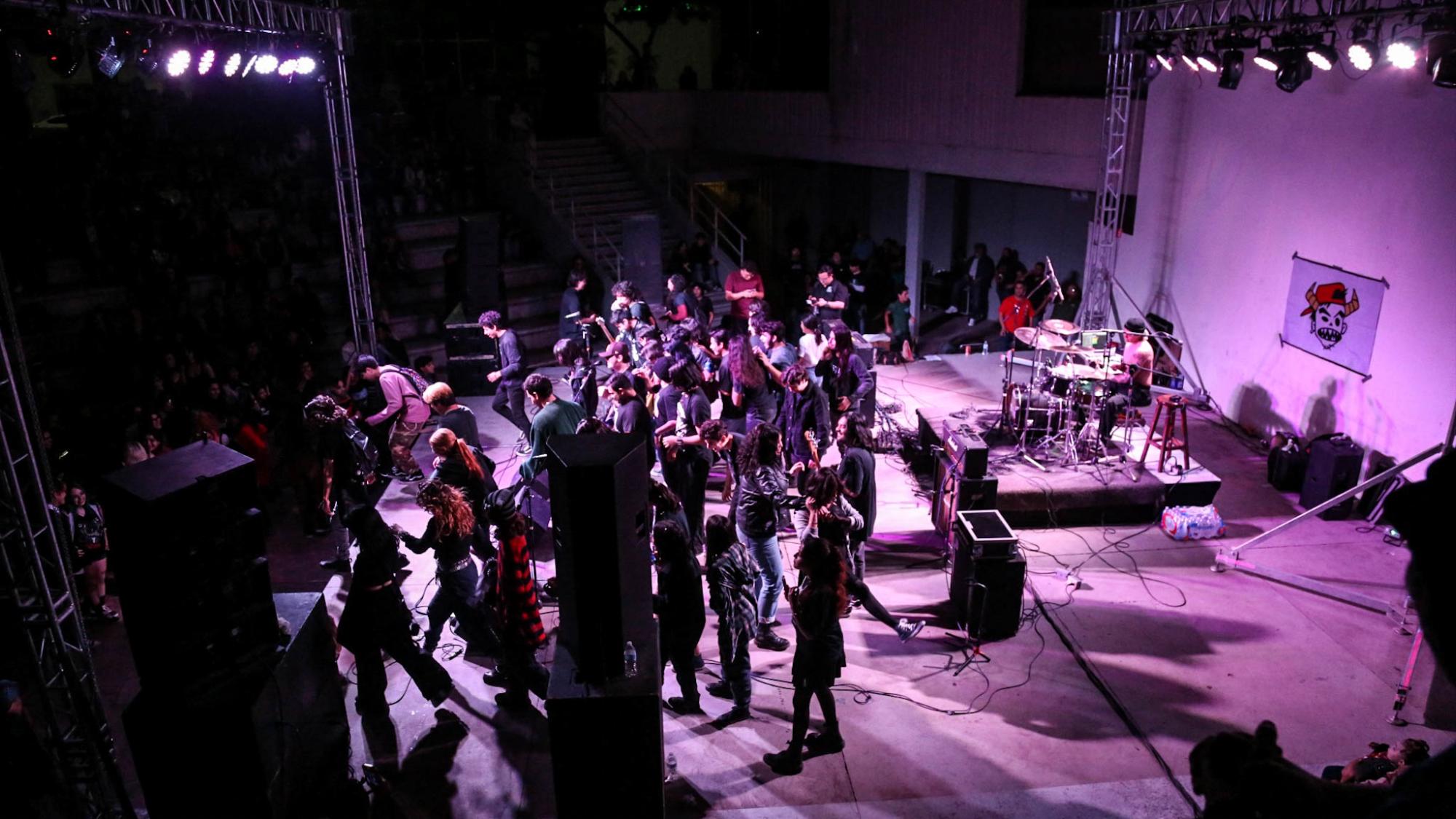 $!Hasta el escenario se subieron los jóvenes para seguir disfrutando de su música.