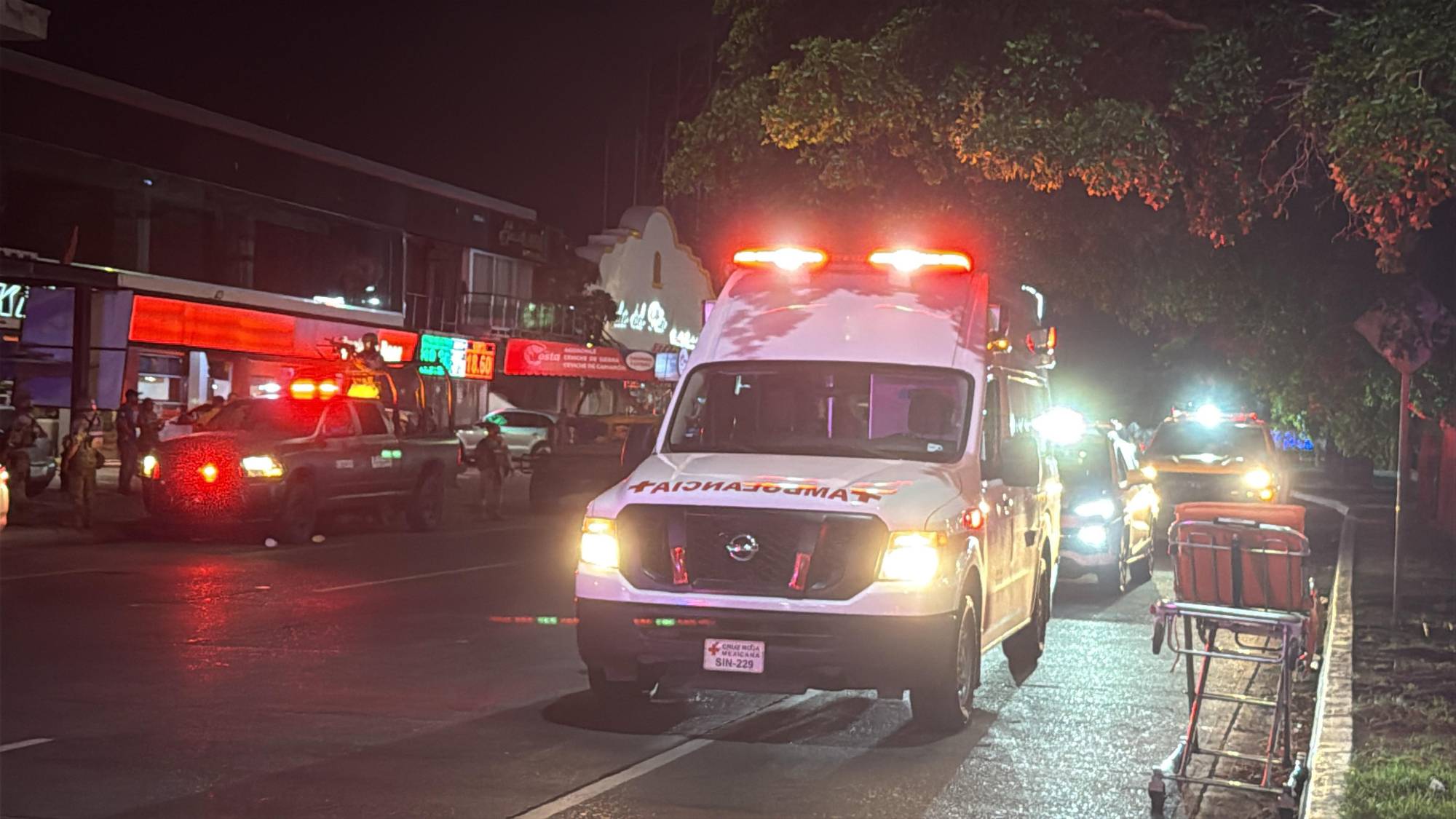 $!Evacuan plaza comercial en el sector Tres Ríos de Culiacán por fuga de gas tóxico