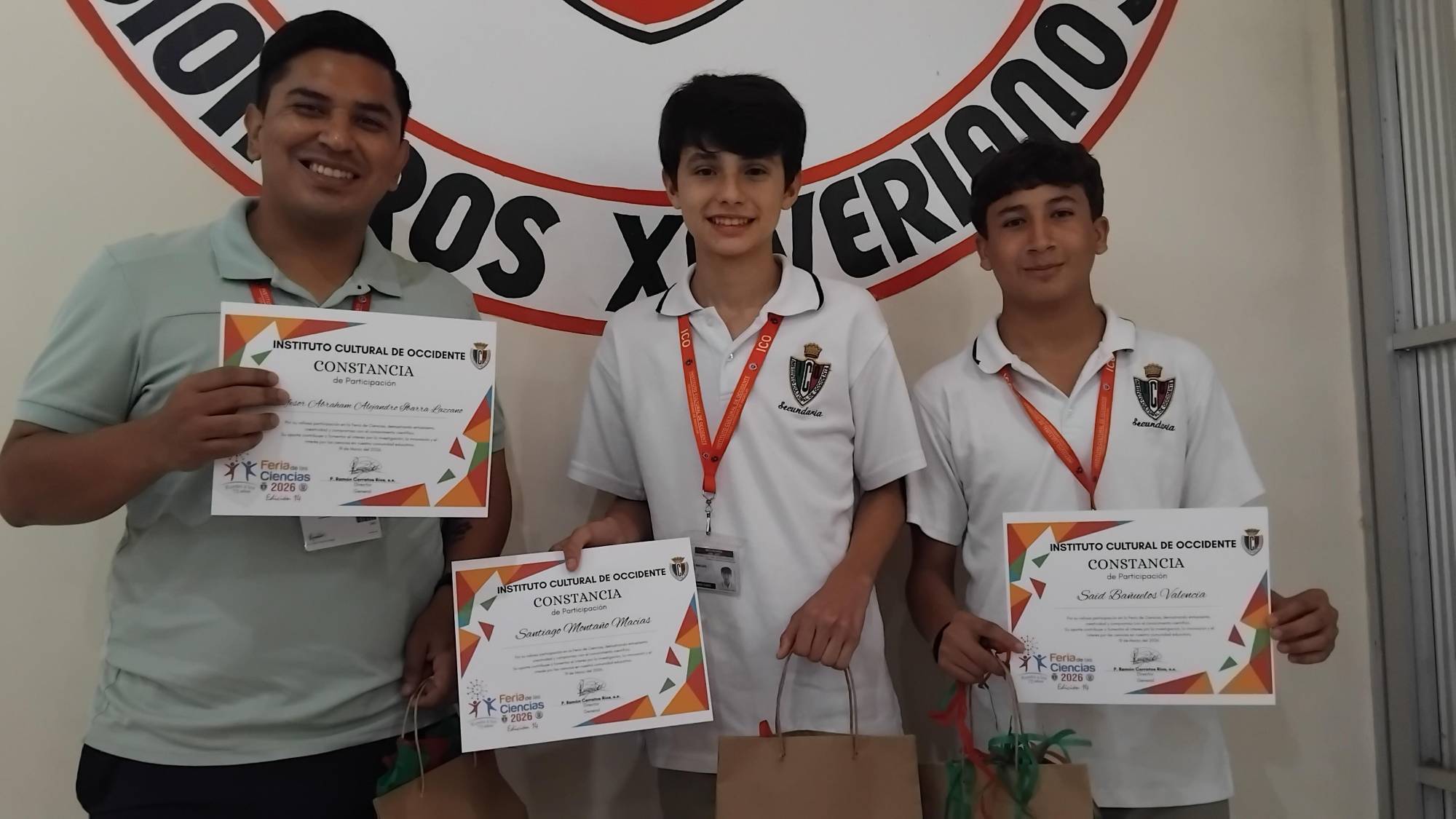 $!El profesor Alejandro Ibarra junto a sus alumnos Santiago Montaño y Saíd Bañuelos.