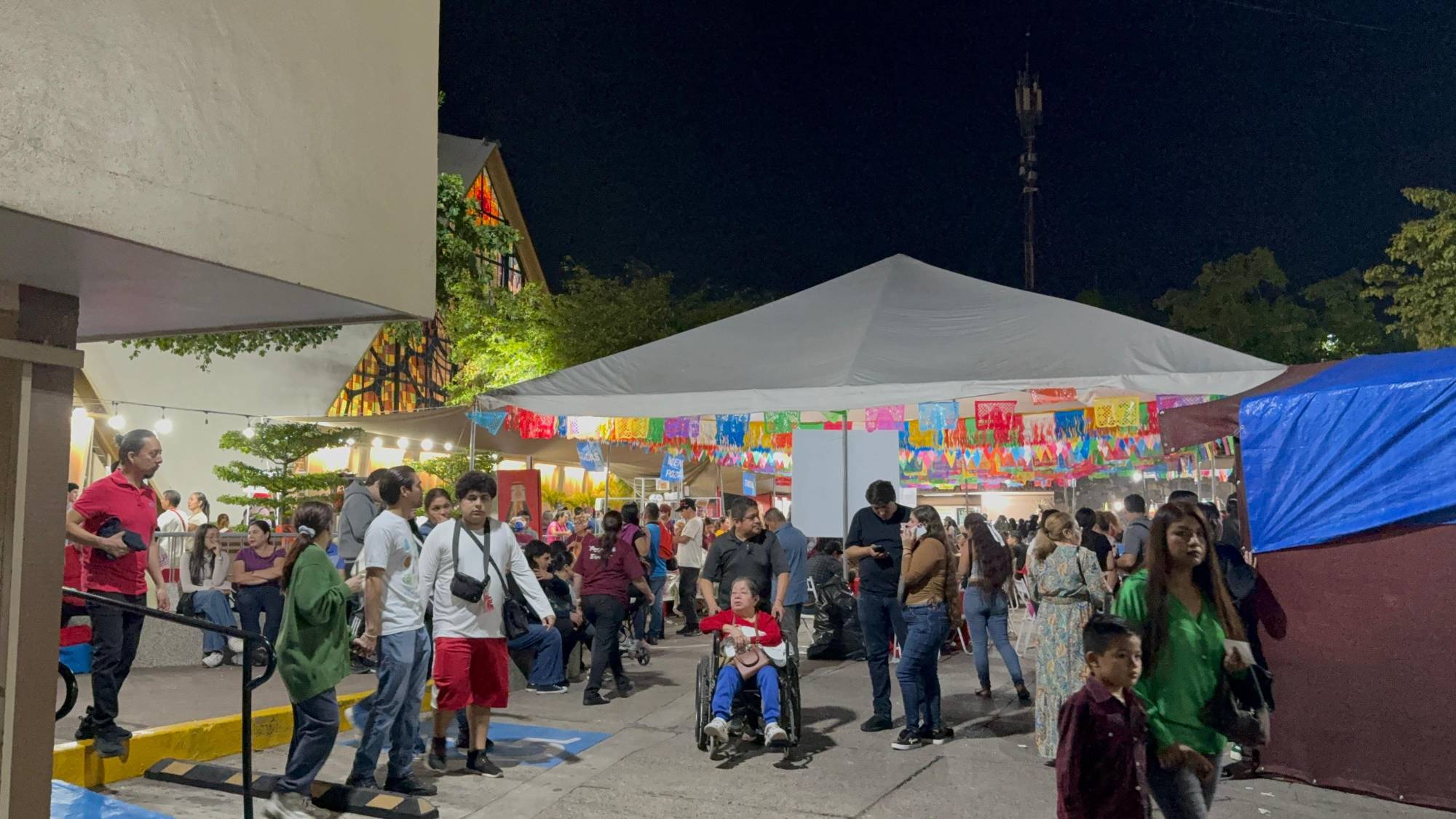 $!Cientos de peregrinos celebran a la Virgen de Guadalupe en La Lomita de Culiacán