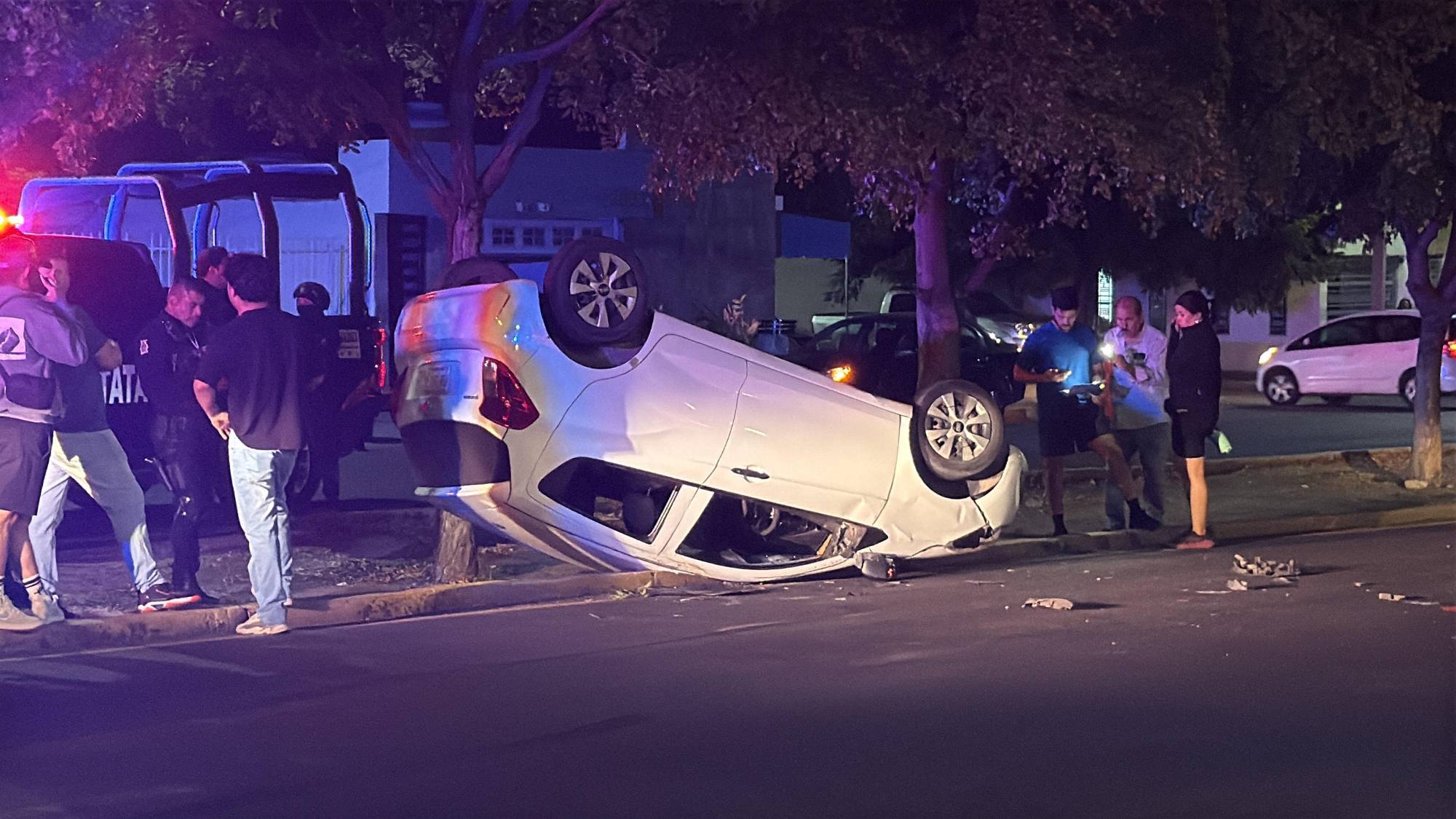 $!Vuelca vehículo tras choque en Infonavit Humaya, en Culiacán