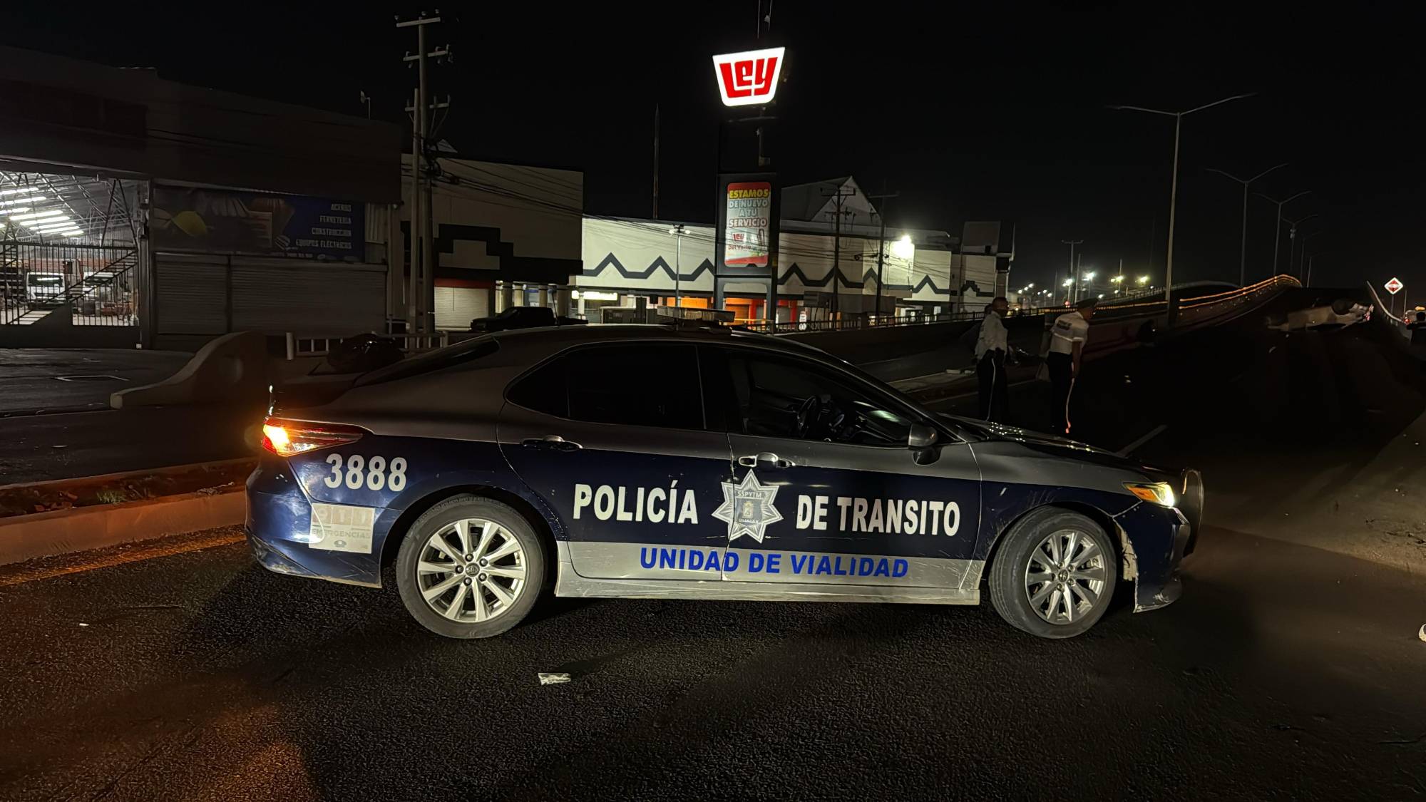 $!Conductor pierde el control de su vehículo y vuelca por el puente de la Ley del Valle, en Culiacán