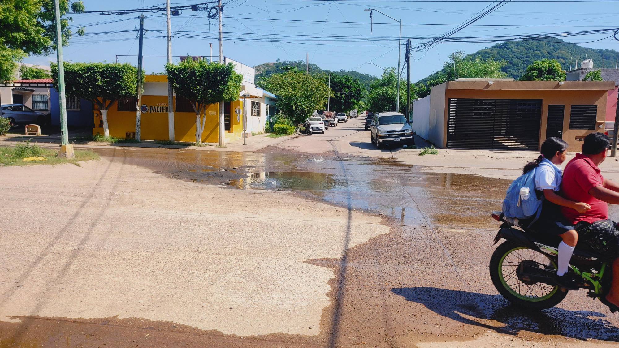 $!Tienen vecinos de Santa Teresa semanas con alcantarillas rebosadas de aguas negras, en Mazatlán