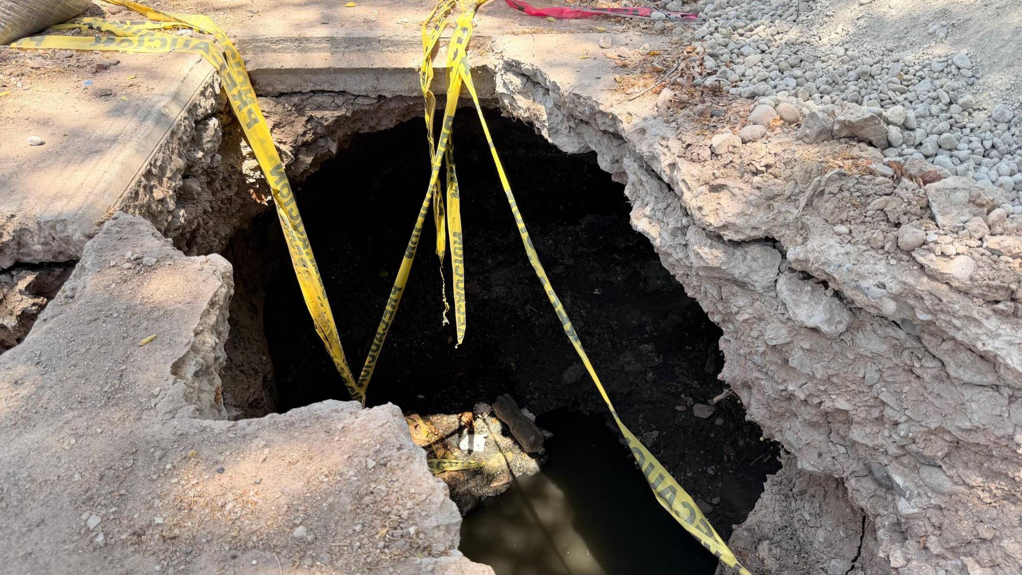 $!Son tuberías obsoletas el detonante de nuevos socavones en Los Mochis