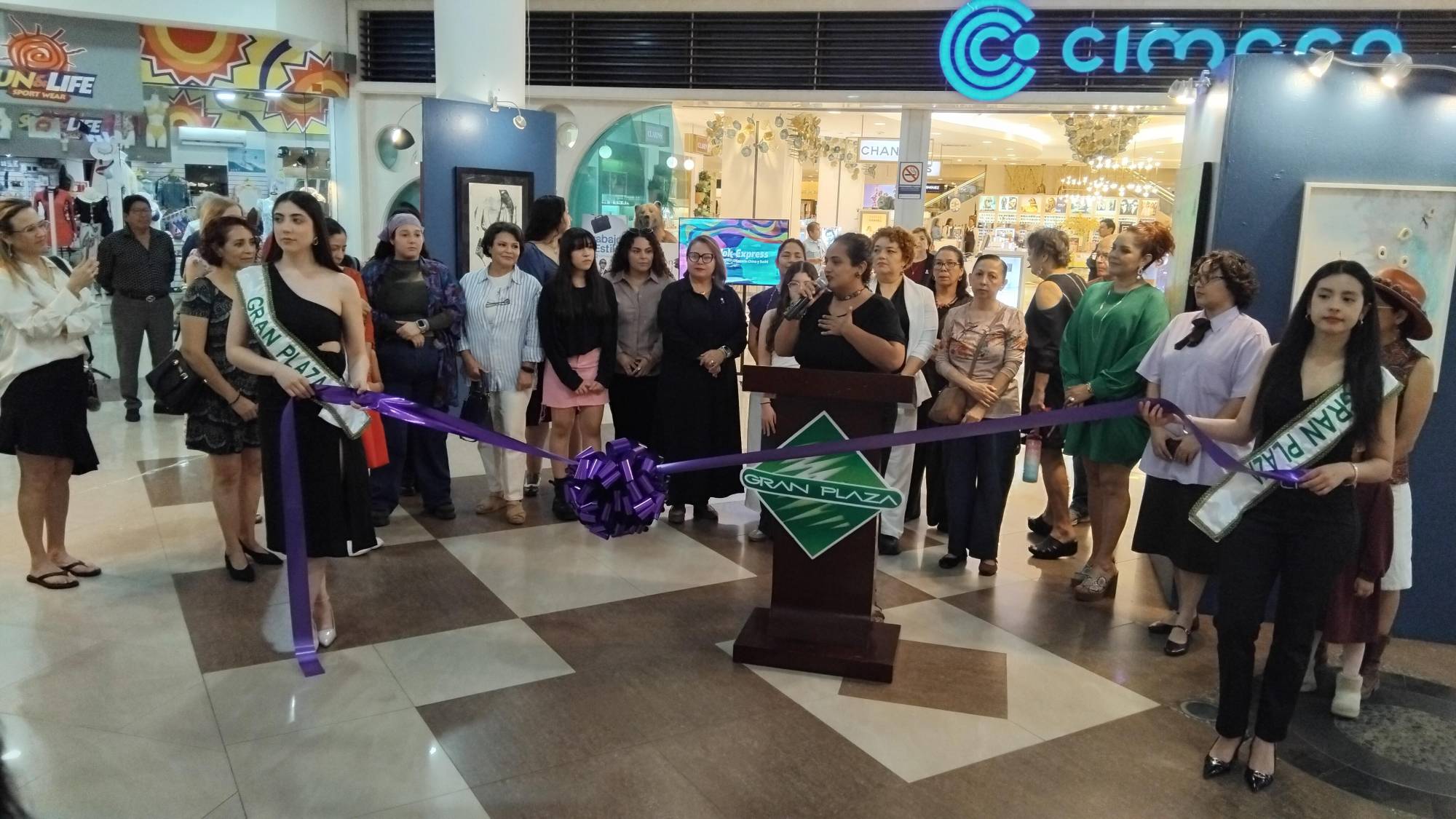 $!Marysol Galván, coordinadora del evento, dirigió un mensaje a los asistentes durante la inauguración de la exposición Sentir Dentro.