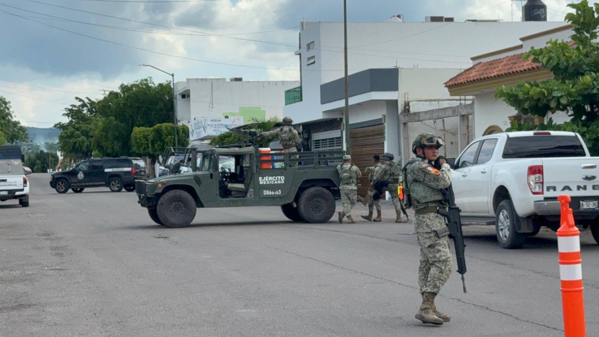$!Enfrentamiento deja una persona sin vida, dos detenidos y armas aseguradas, en Culiacán