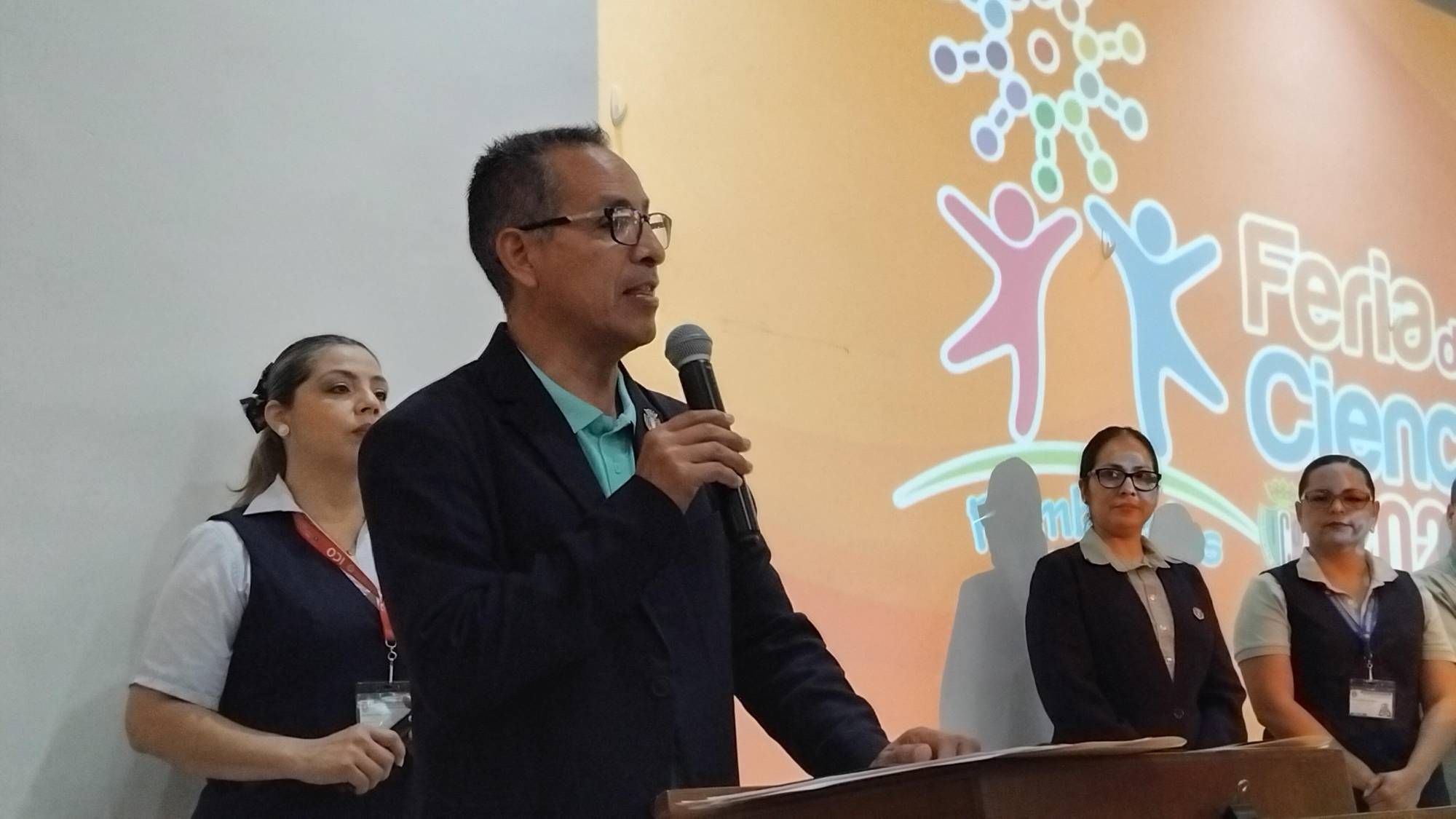 $!El Padre Ramón Serratos Ríos destacó la importancia de la ciencia para fomentar el pensamiento crítico y la colaboración entre los estudiantes.