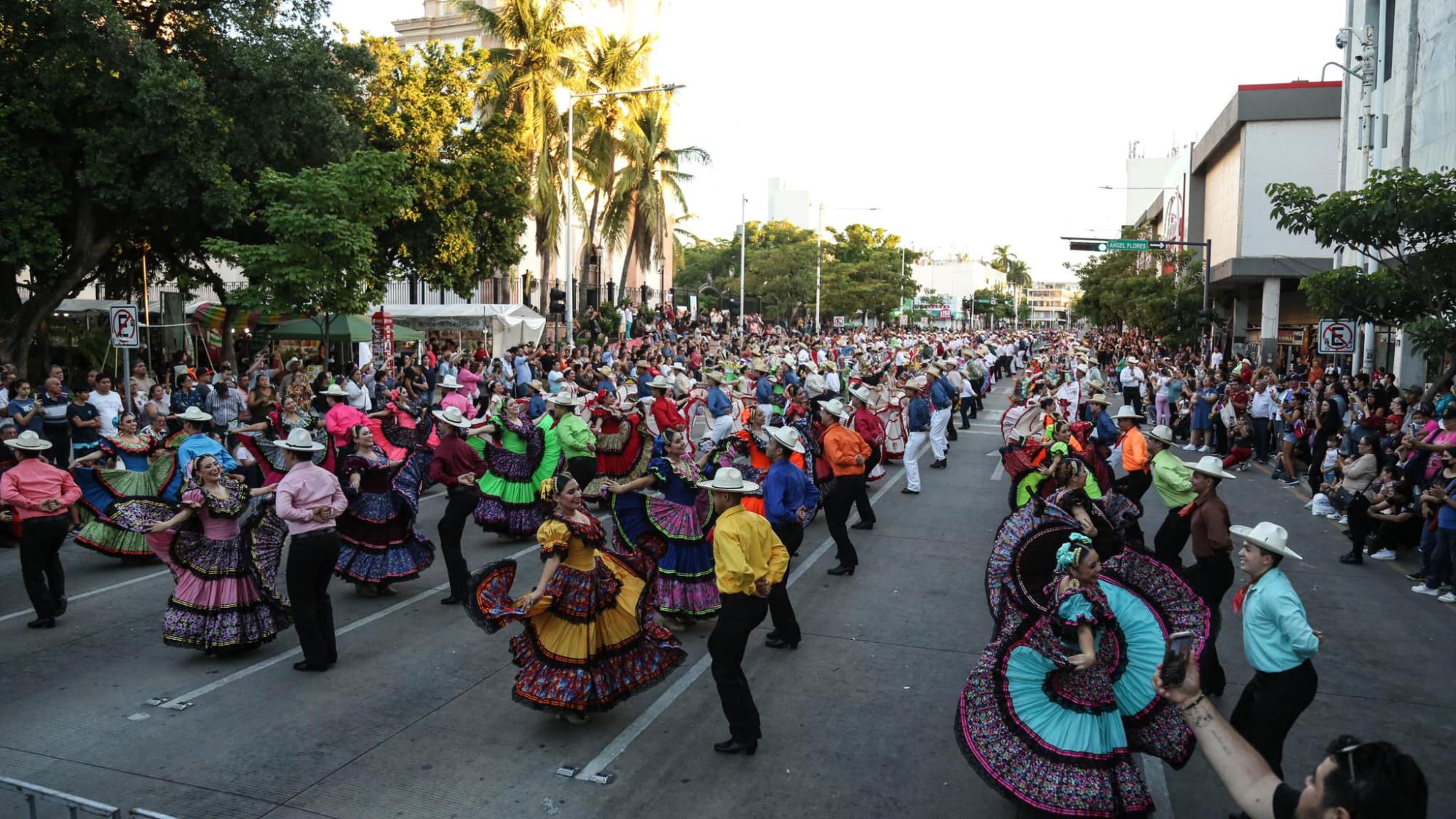 $!El baile monumental se realizó en la Avenida Álvaro Obregón, en Culiacán.