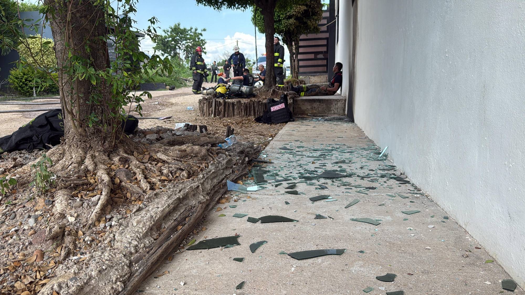 $!Atacan a balazos y queman dos viviendas en Culiacán; una mujer resulta intoxicada