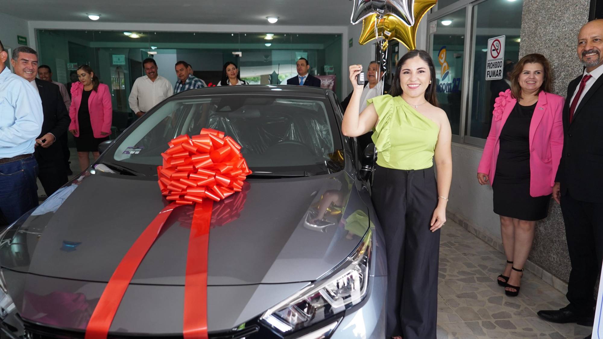 $!Socia recibiendo su automóvil.