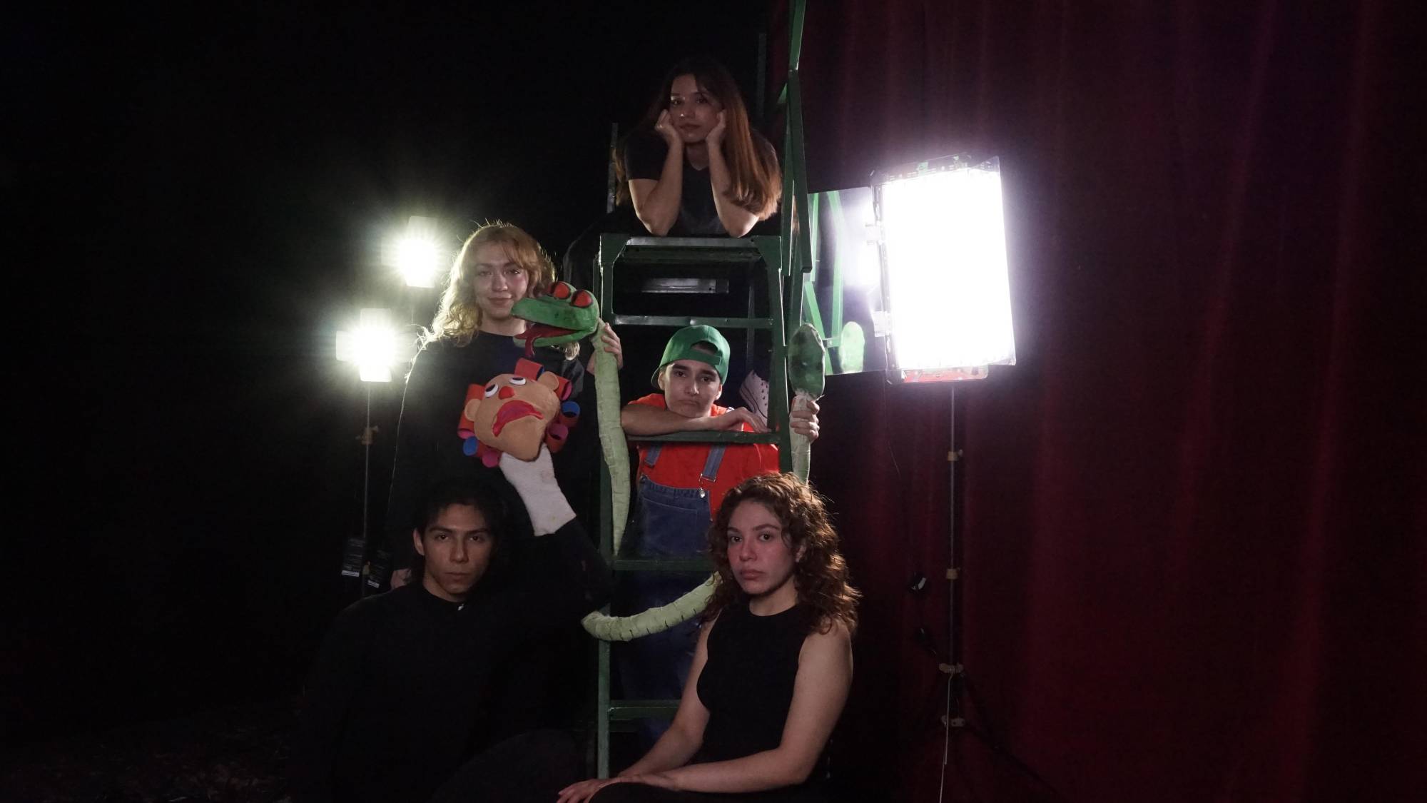 $!Integrantes de Compañía Oficial de Teatro de la UAS, con el montaje Juan Volado, de Elena Gounchins y dirigida por Alberto Bueno.