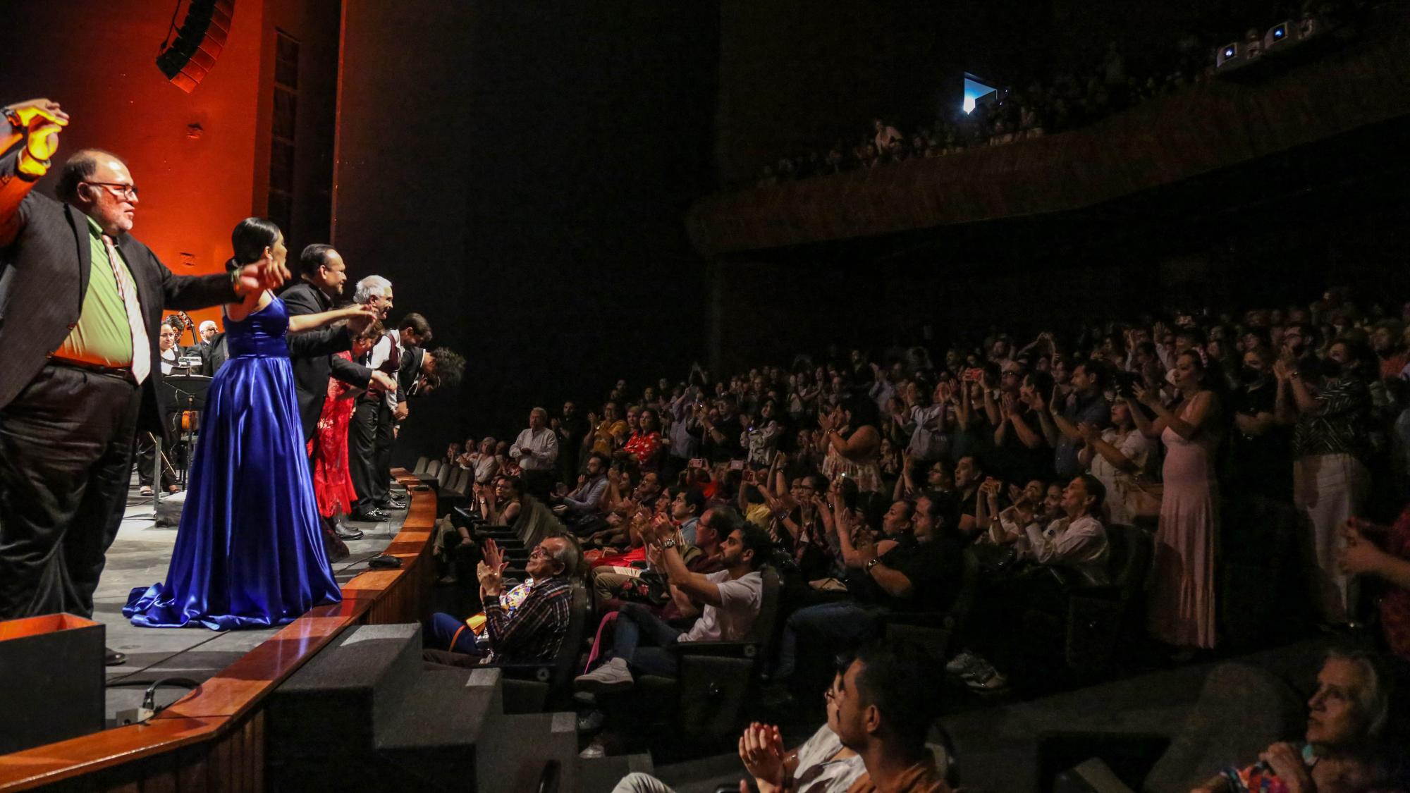 $!Gran reconocimiento recibieron los artistas al final de la actuación.