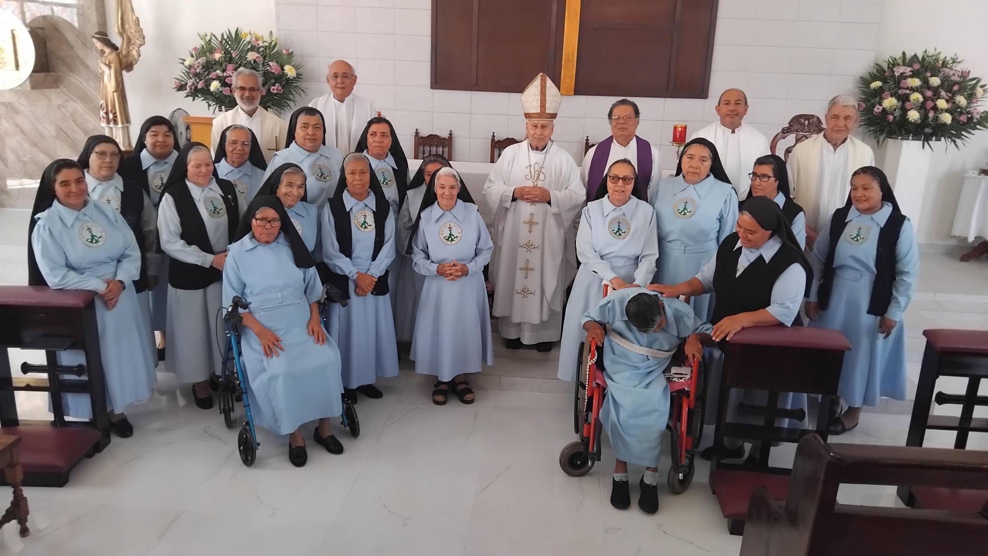 $!El Obispo Mario Espinosa Contreras comparte un momento con las Misioneras de Cristo Niño tras la consagración de la capilla.