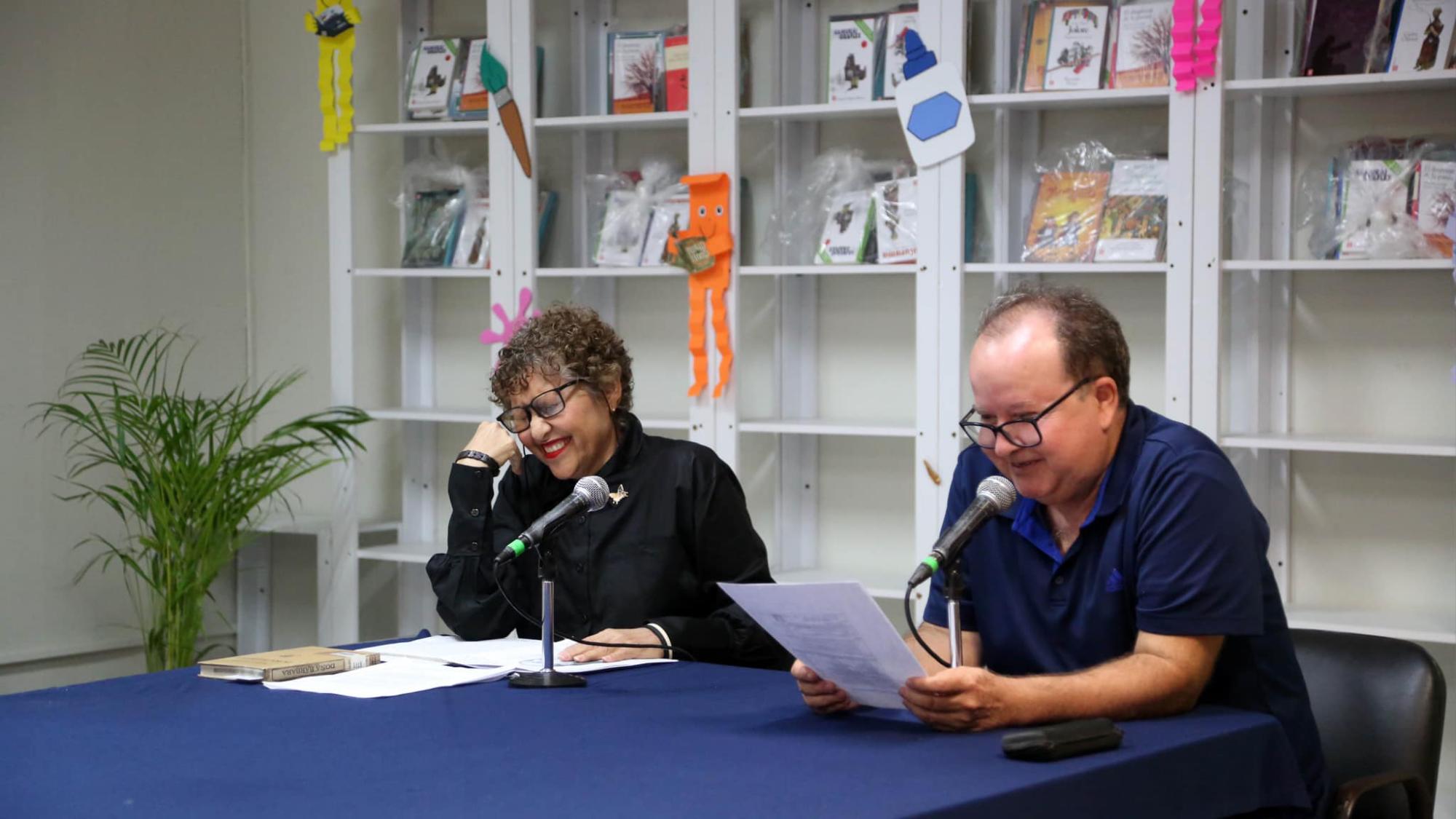 $!La autora estuvo acompañada de René Arellano.