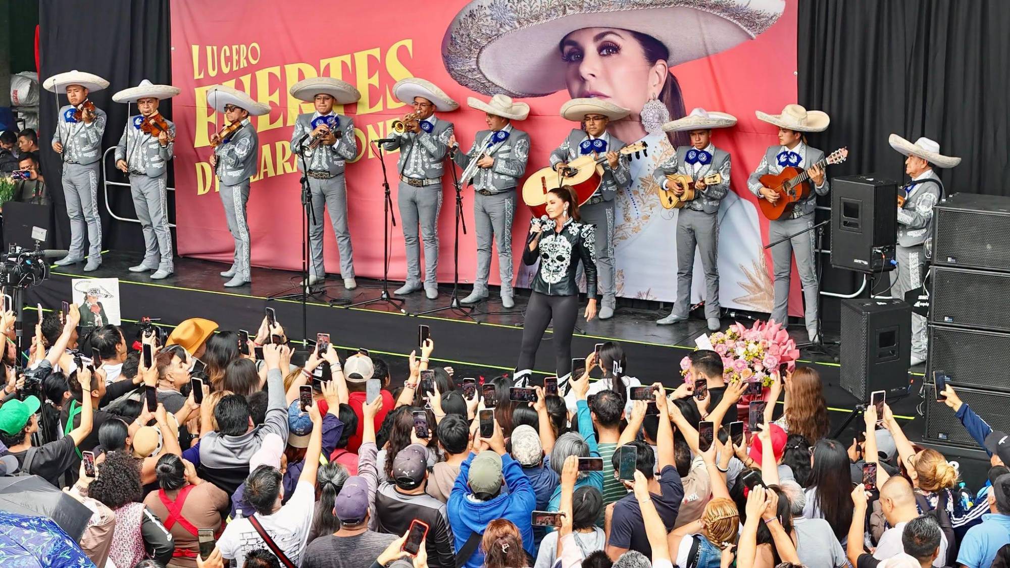 $!La cantante interpretó varios de sus éxitos acompañada de mariachi.