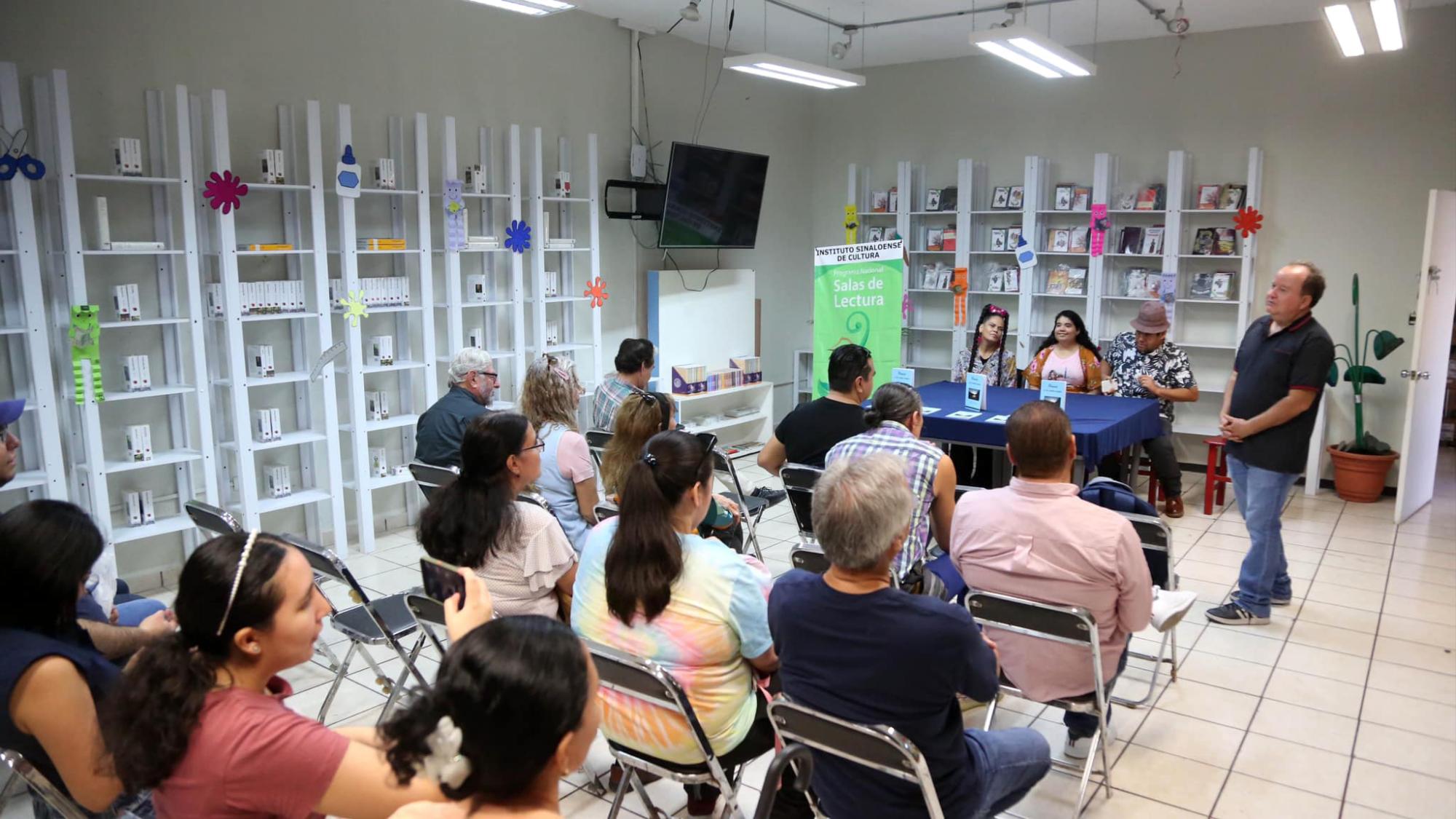 $!El público escuchó atento la presentación.