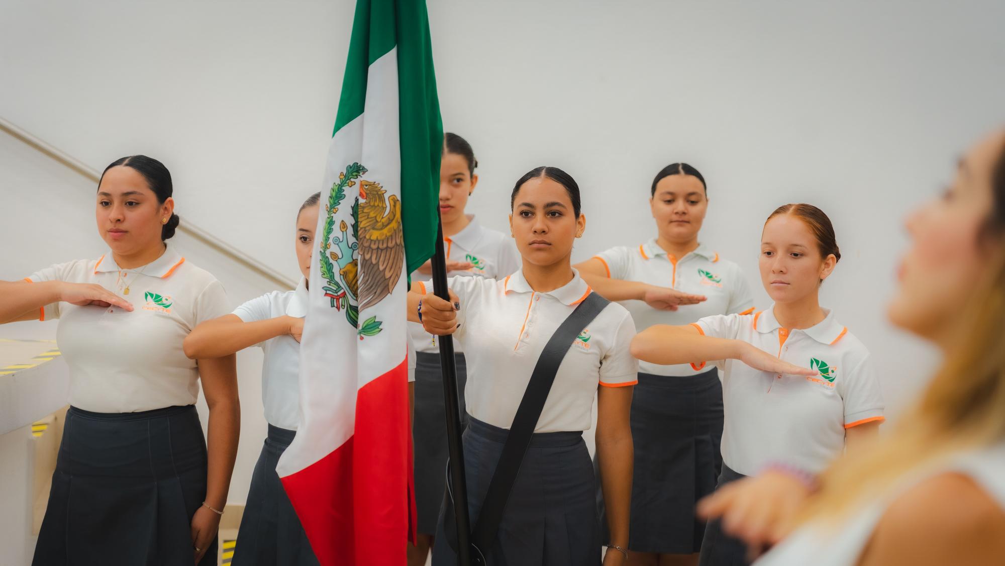 $!Rinden honores a la Bandera.